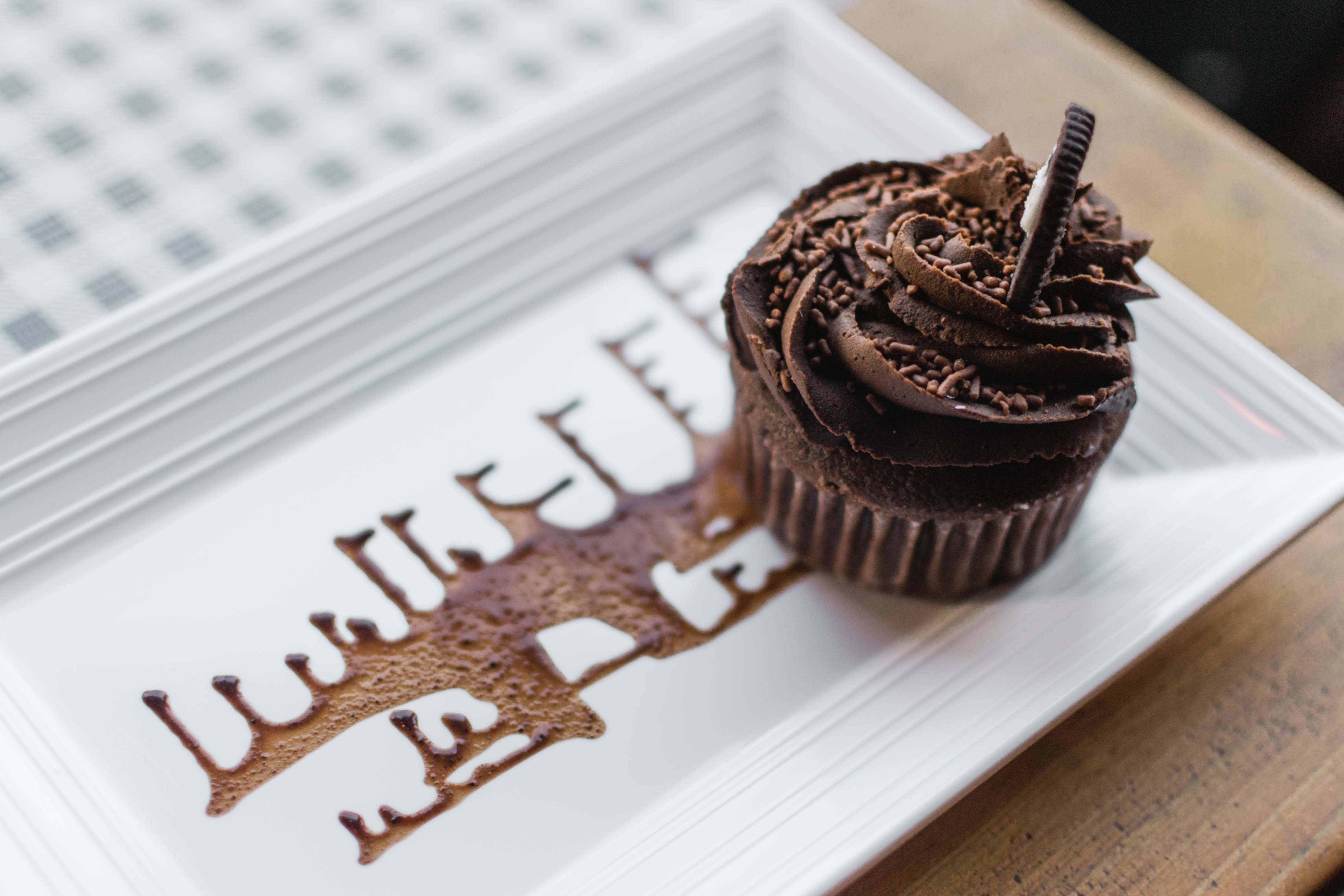 no people, snack, indulgence, cake, freshness, temptation, table, unhealthy eating, baked, selective focus, food, brown, dessert, sweet, sweet food, chocolate cake, HD Wallpaper