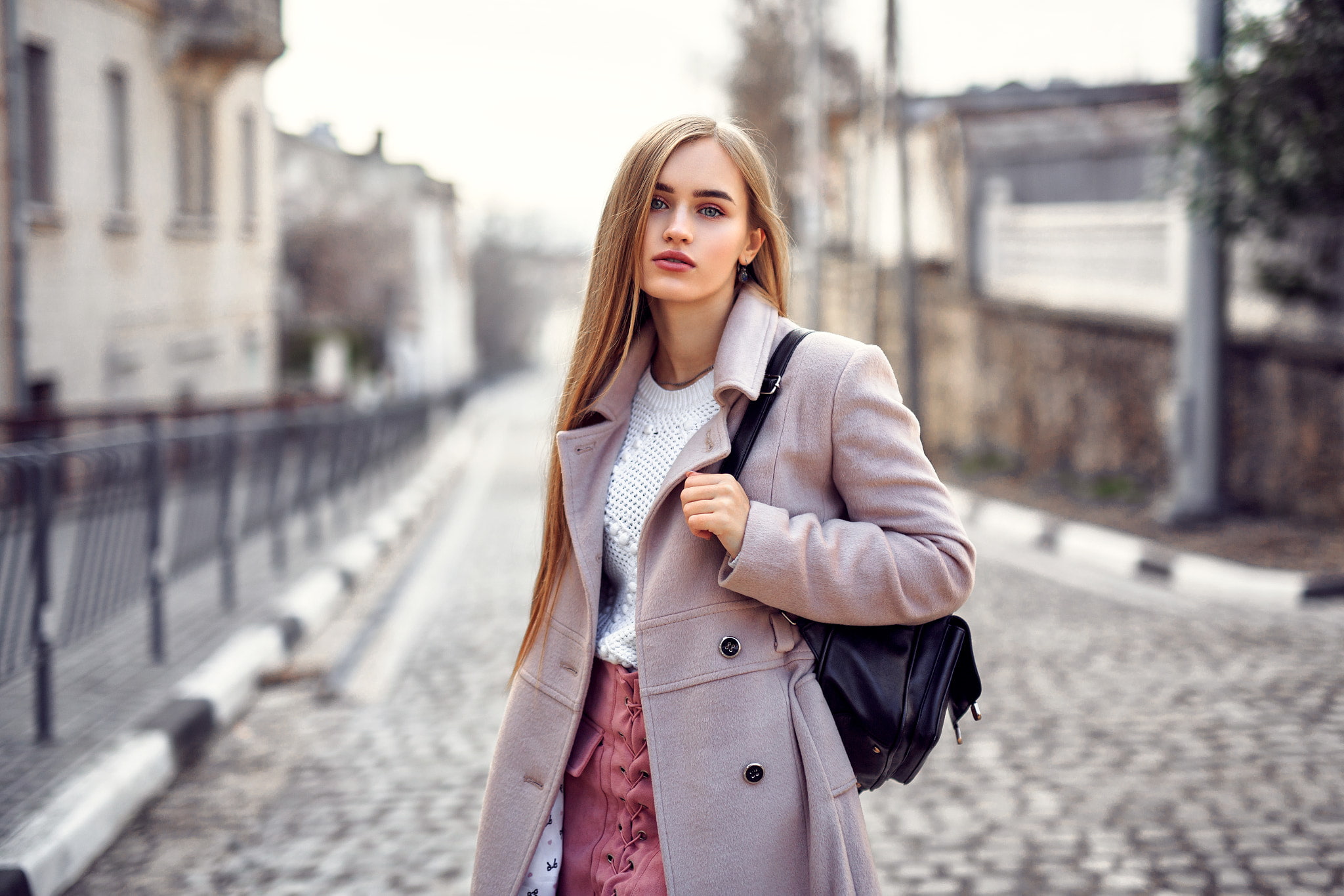 grey coat, hairstyle, 1080P, young women, trench coat, depth of field, lifestyles, females, handbags, city life, road, beautiful woman, beautiful people, HD Wallpaper