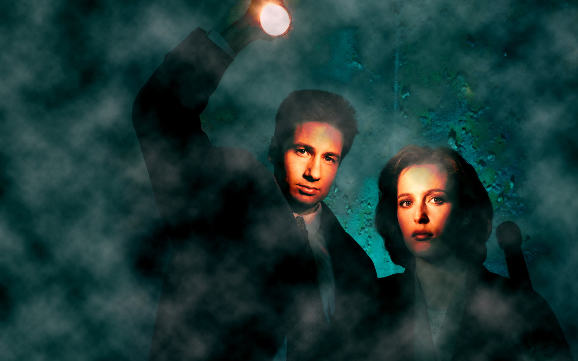 fear, Classified material, emotion, holding, night, 1080P, lanterns, David Duchovny, horror, The X Files, headshot, dark, one person, spooky, HD Wallpaper