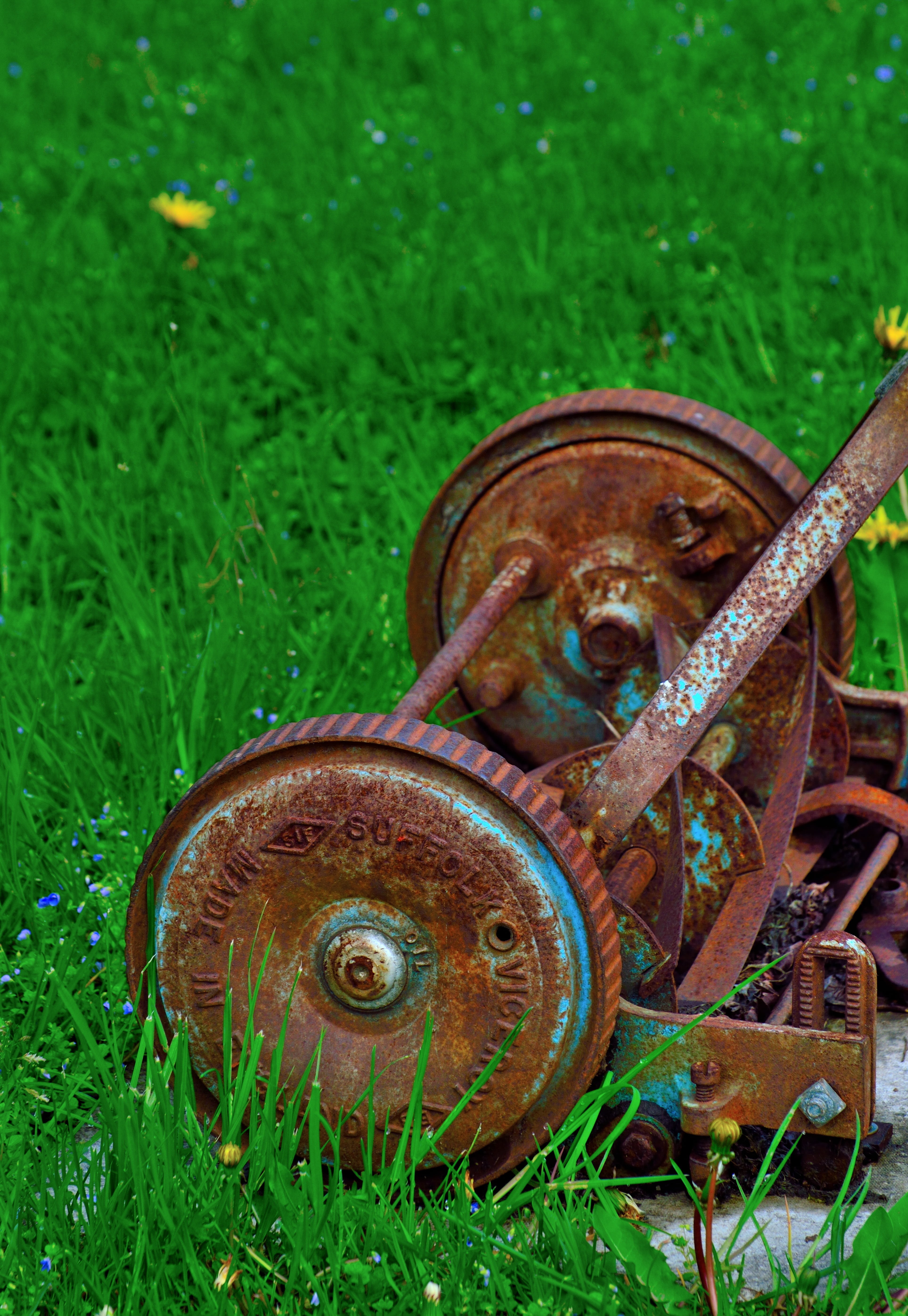 5K, grass, no people, nature, mode of transportation, deterioration, rusty, lawn, antique, old, metal, wheel, steel, day, transportation, rusty lawnmower, Phone HD Wallpaper
