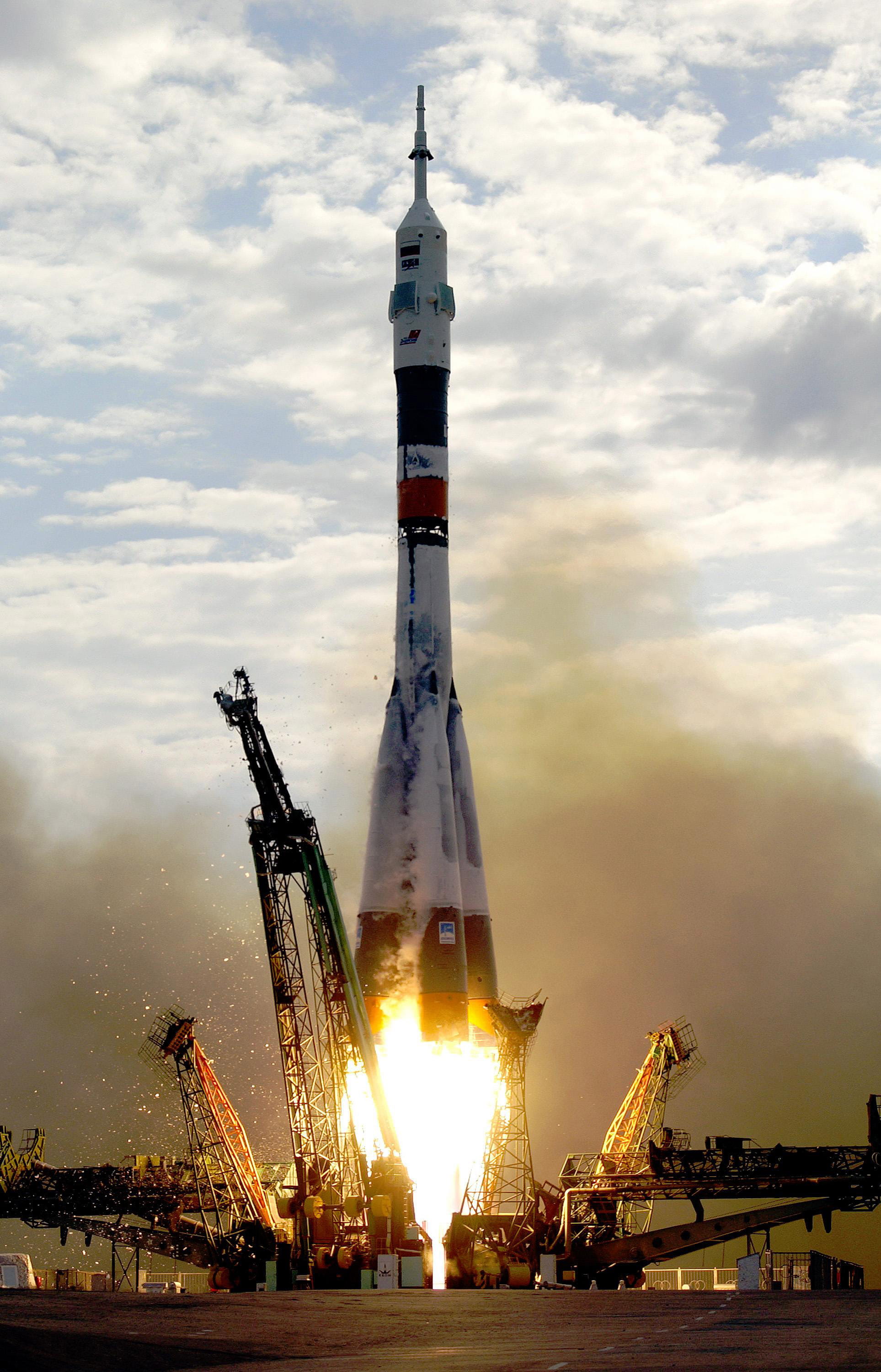 crane - Construction Machinery, industry, sky, soyuz, Soyuz TMA-2, water, tall - high, building exterior, public domain, statue, tma-2, travel, business, Phone HD Wallpaper