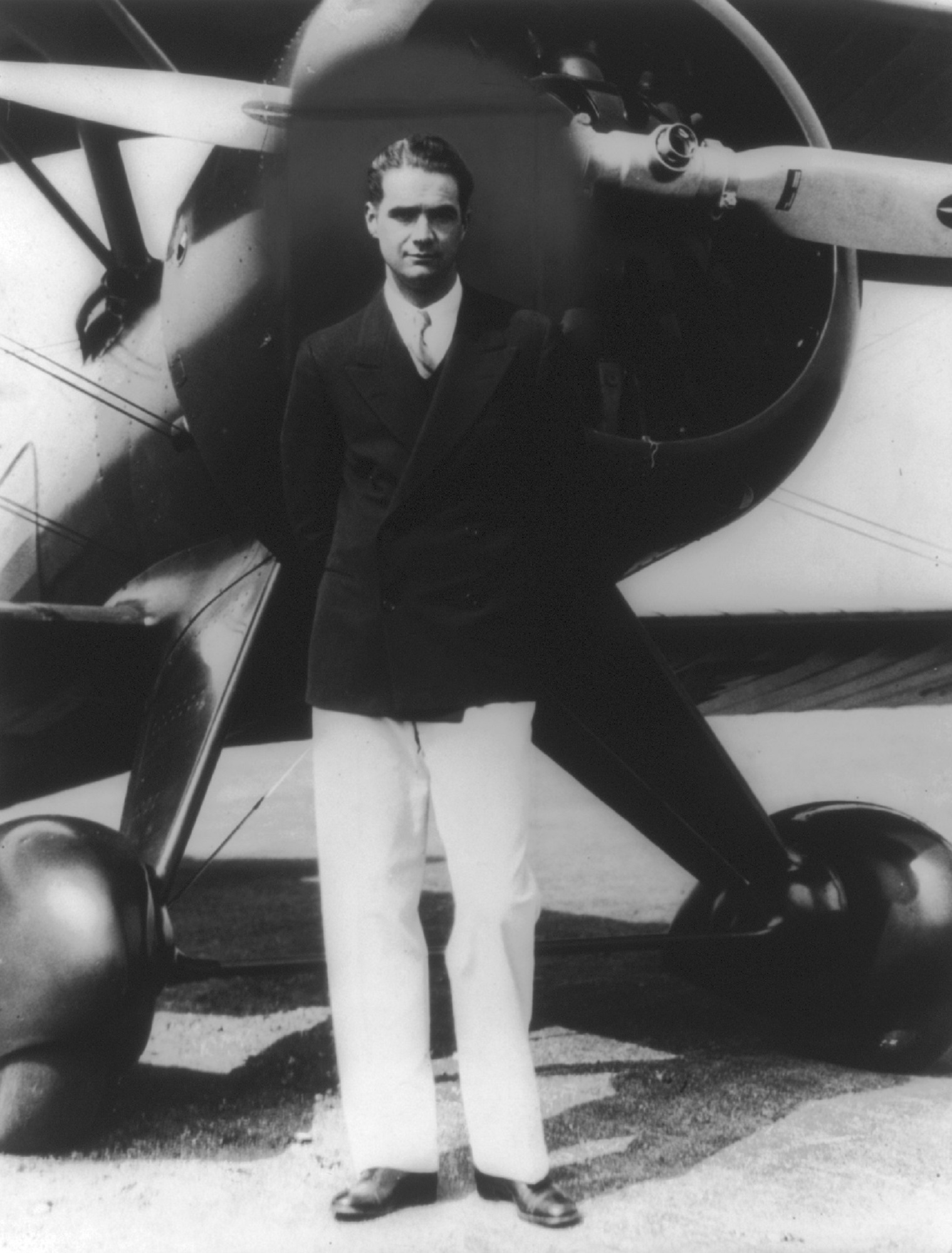 front view, philanthropist, leisure activity, recluse, indoors, aerospace engineer, howard hughes, person, industrialist, influential, young adult, hairstyle, Phone HD Wallpaper