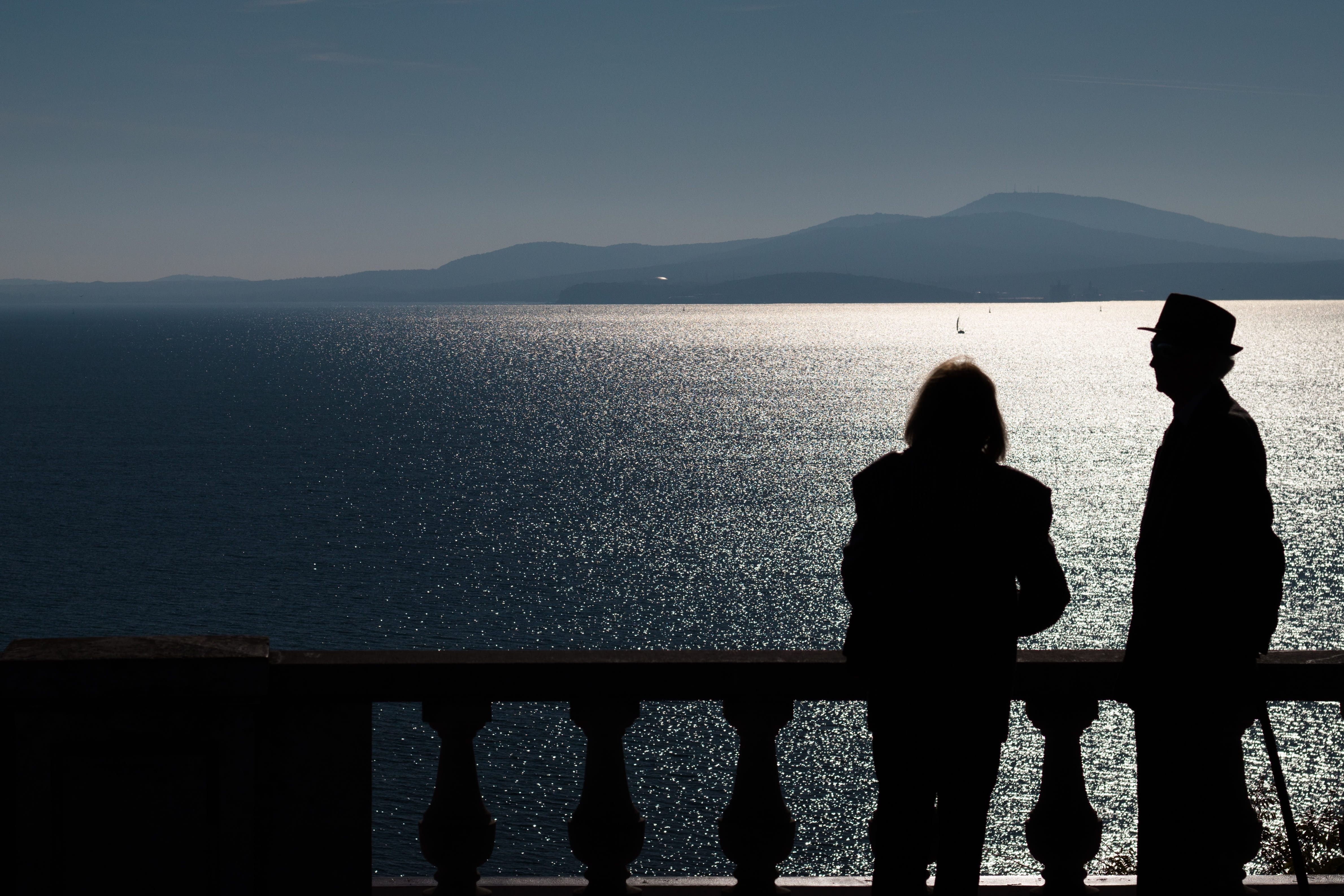 beauty in nature, outdoors, ocean, adult, classic, history, sky, blue, images, looking at view, men, railing, lens, photograph, camera, people, couple, HD Wallpaper