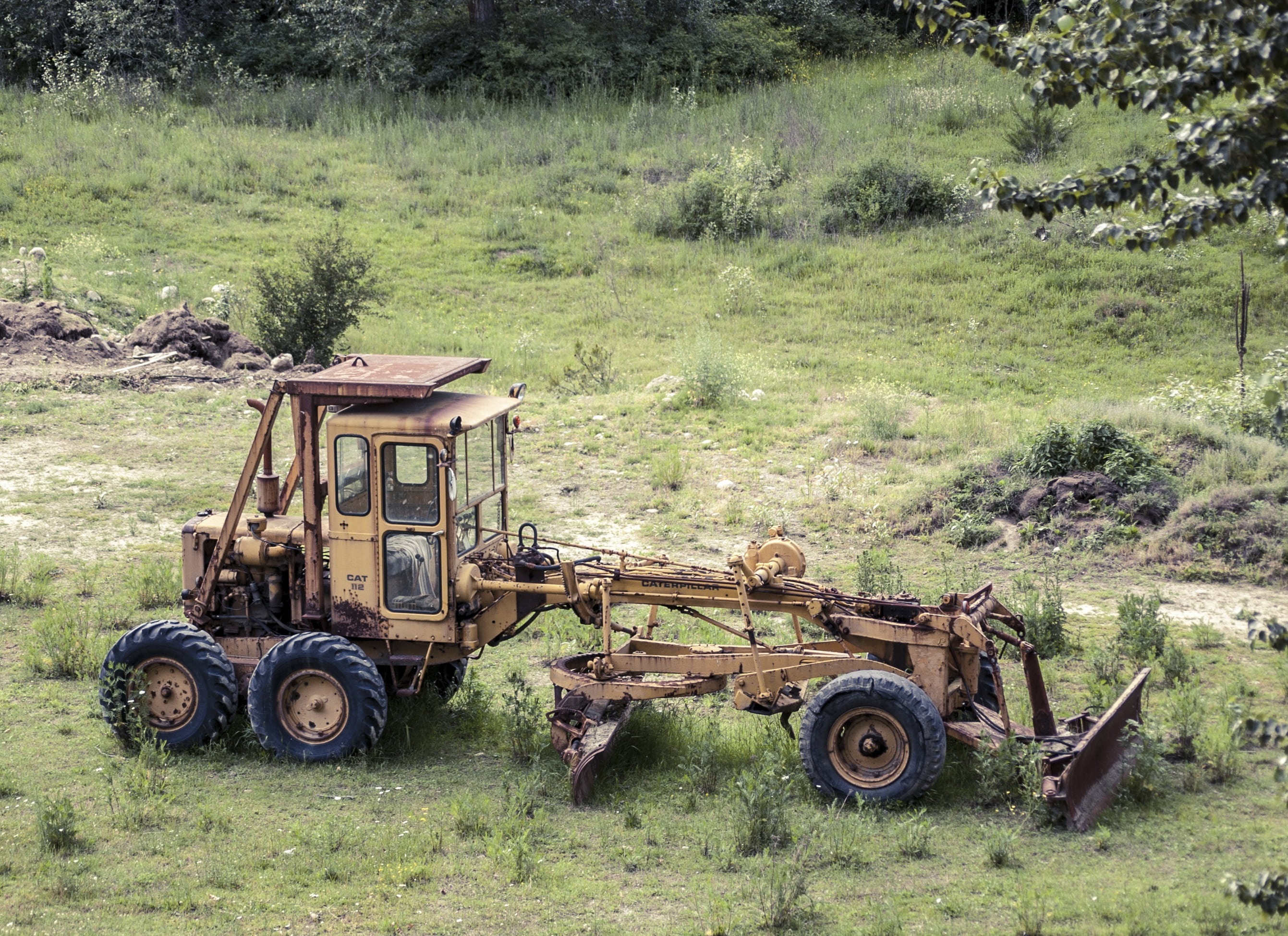 2K, past, grassy, british, old, tires, deterioration, bc, old-fashioned, classic, history, obsolete, rusty, green color, time, tire, construction, canada, HD Wallpaper