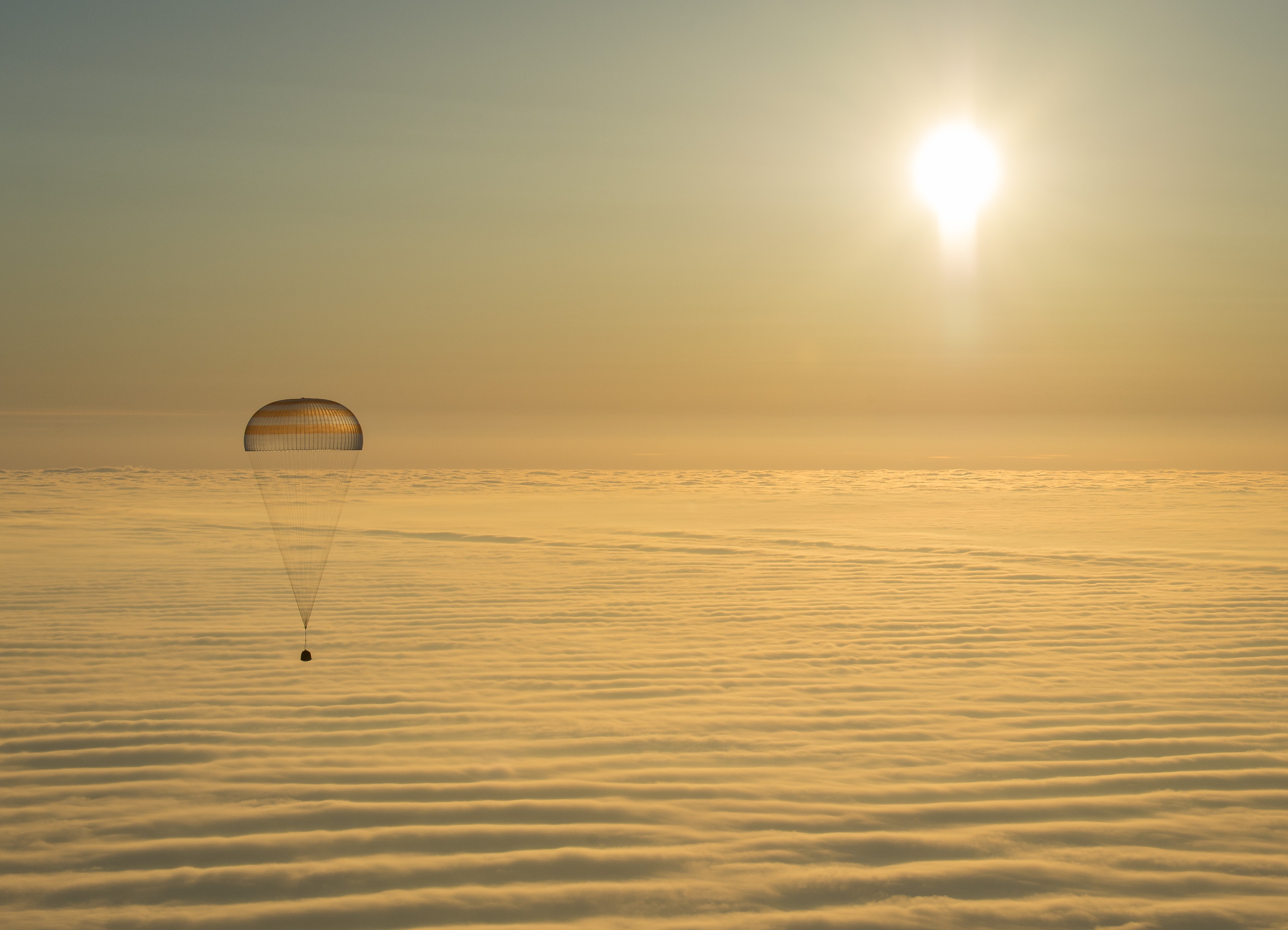 beauty in nature, tranquil scene, soyuz, body, station, cosmonauts, adventure, international, scenics - nature, paragliding, sunlight, water, 4K, sky, HD Wallpaper