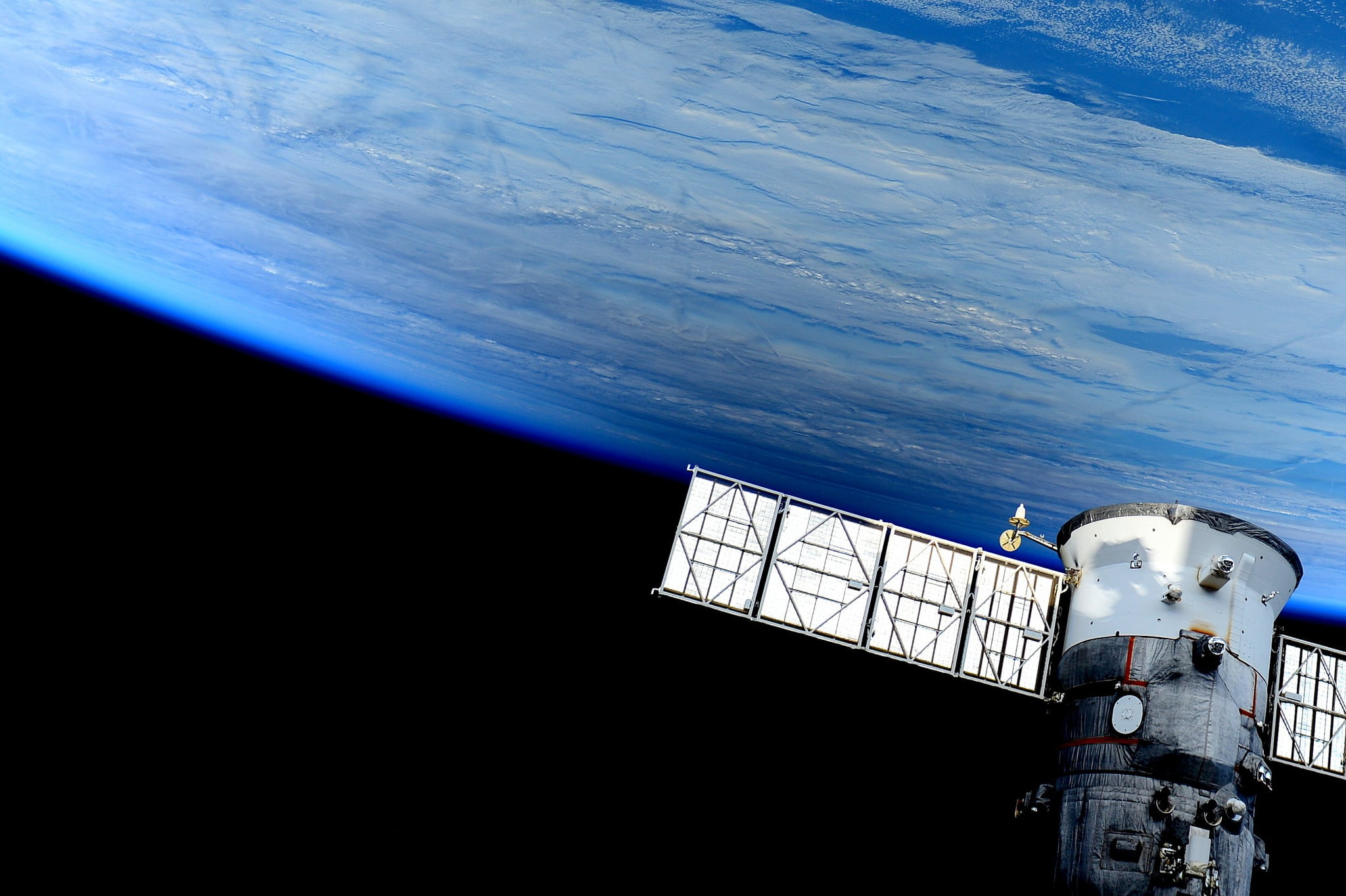 gray, communication, global communications, uFO, tower, planet - Space, architecture, outdoors, white, blue, technology, travel, space Travel Vehicle, no People, HD Wallpaper