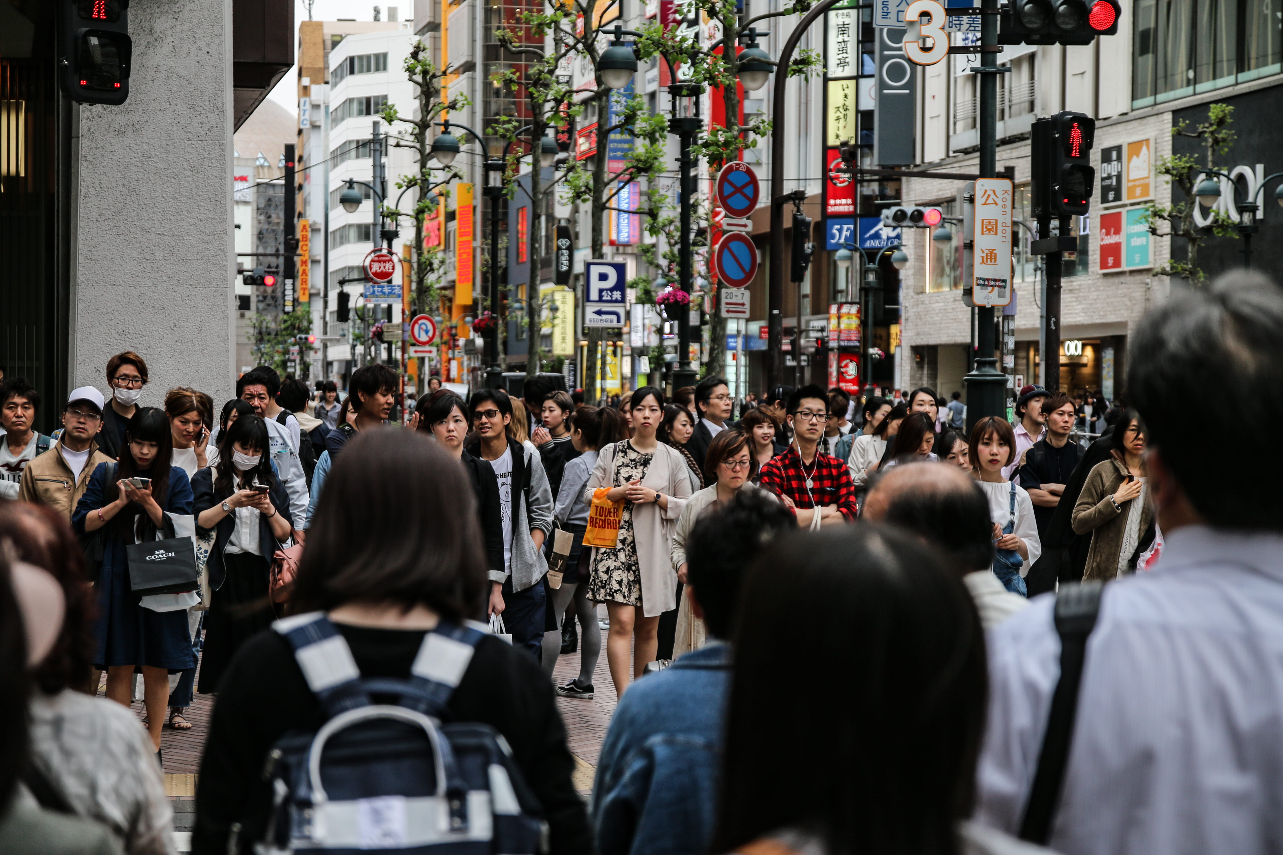 crowd, 5K, chuo, women, city street, adult, built structure, building exterior, architecture, city, street, ginza, tokyo, street crossing, walking, keep smiling, HD Wallpaper
