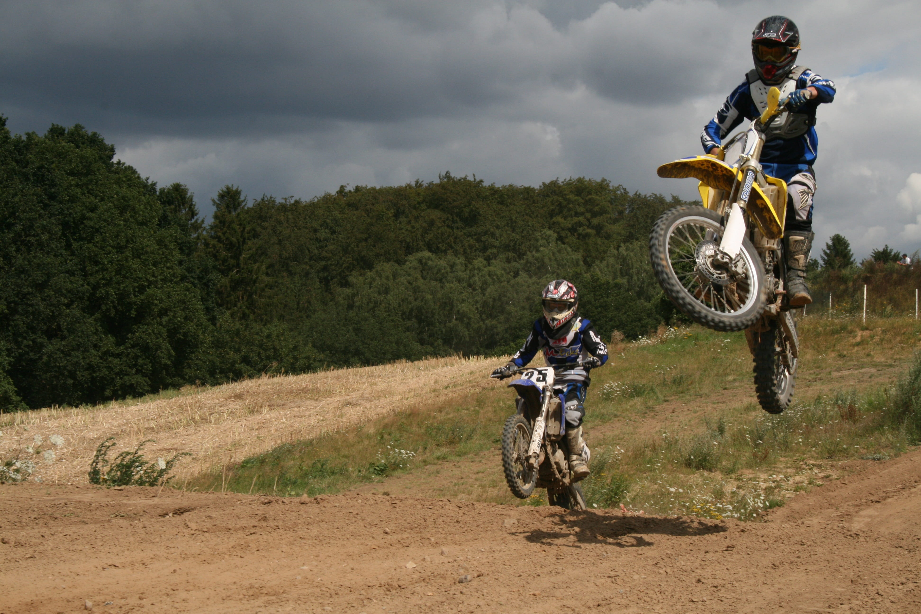 crash helmet, speed, real people, extreme sports, cloud - sky, enduro, driver, helmet, active, transportation, ride, dom, adventure, race, motocross, skill, HD Wallpaper