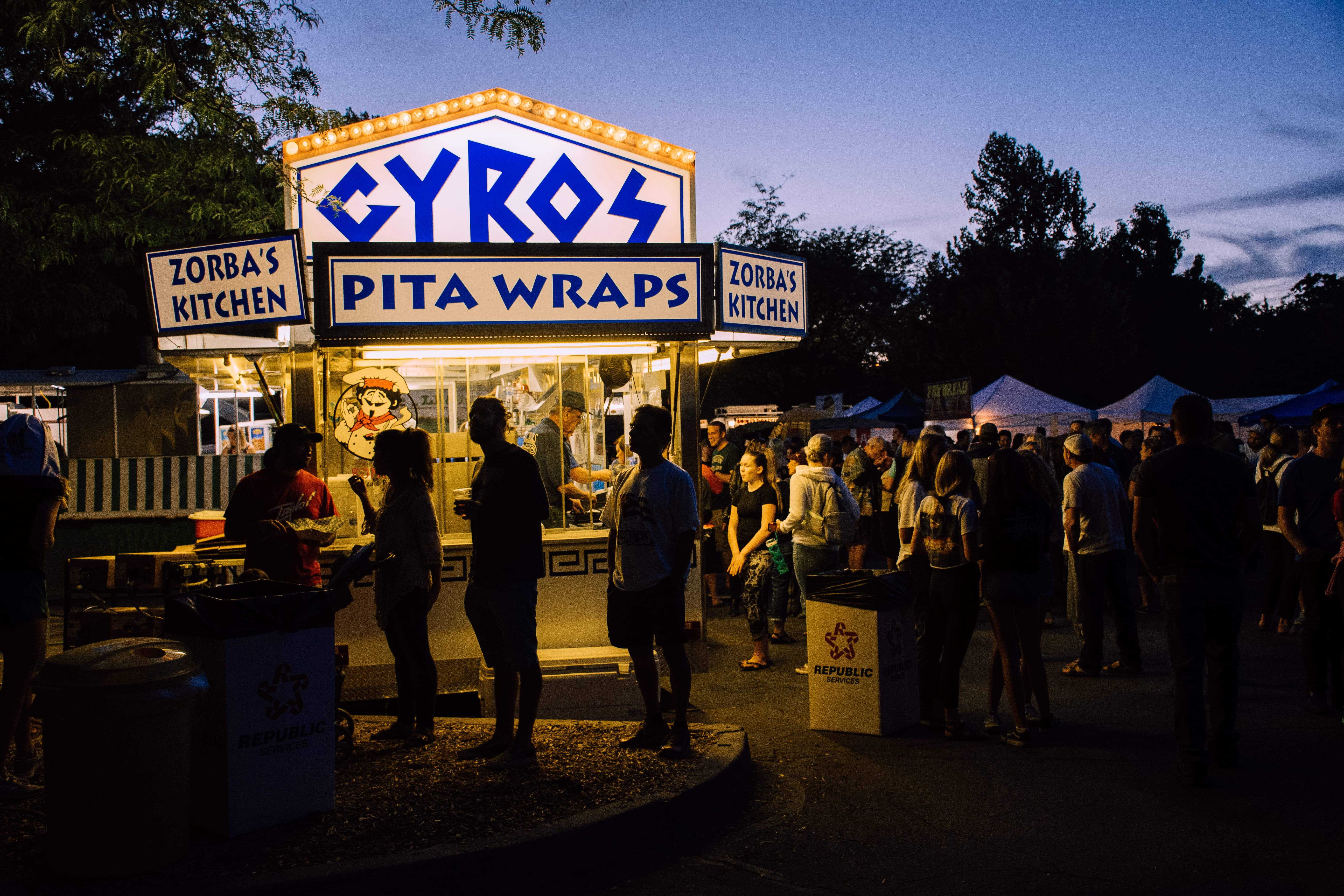 business, architecture, market, 5K, food, crowd, festival, evening, action, real people, group of people, communication, wraps, tree, city, gyros, line, HD Wallpaper