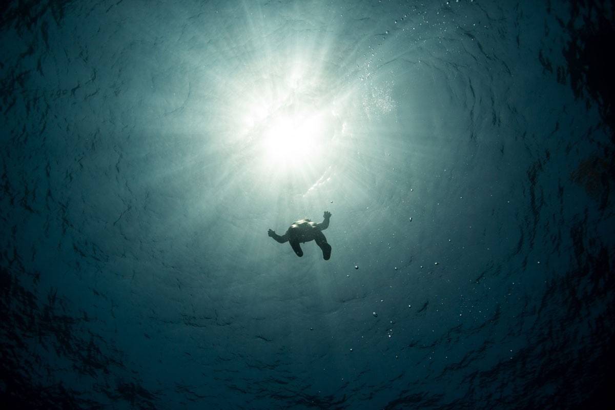 diving, 480P, sunlight, underwater, HD Wallpaper