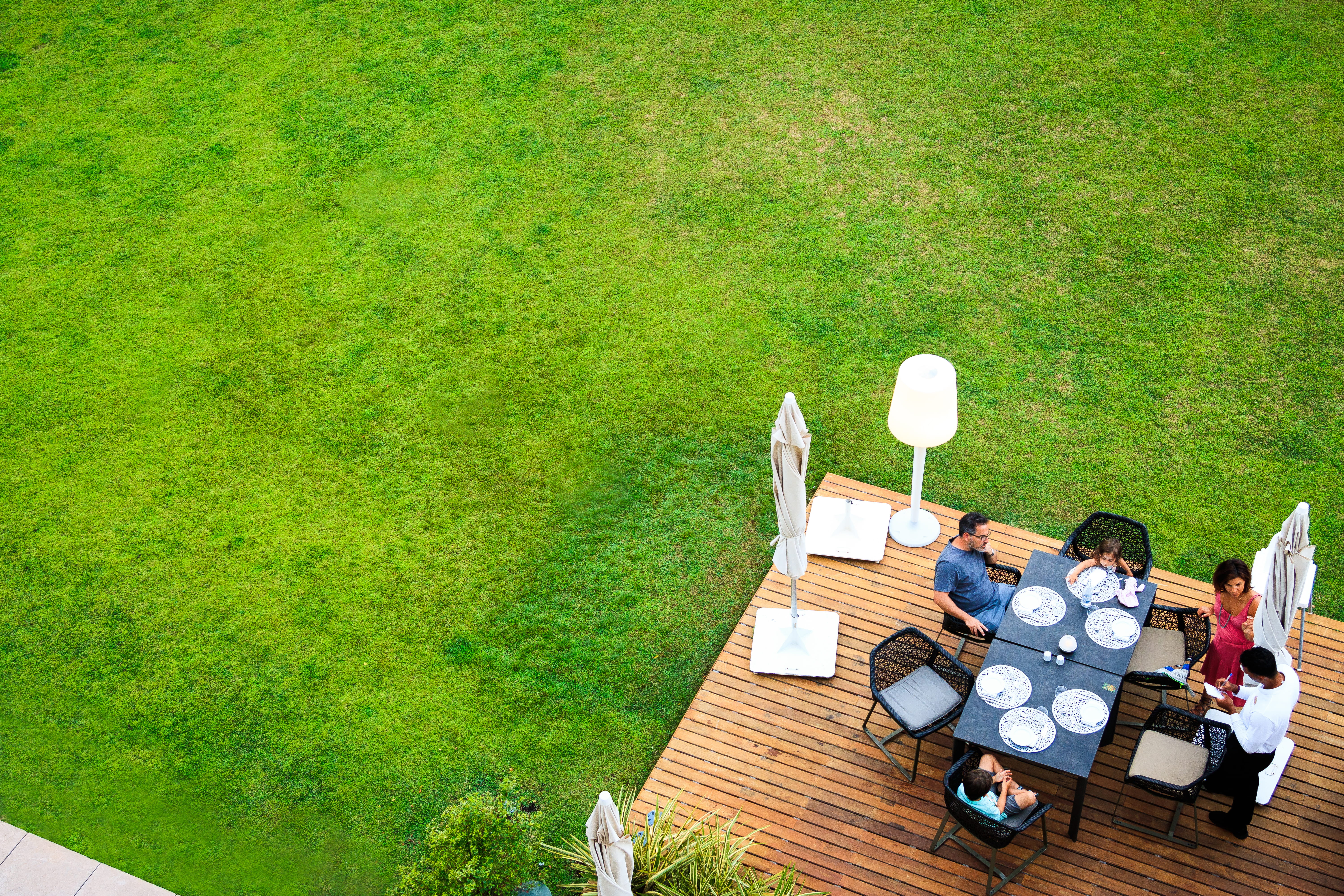leisure activity, day, young women, green, chair, vilamoura, grass, plant, 5K, relaxation, sitting, portugal, restaurant, dining, waiter, nature, al fresco, HD Wallpaper