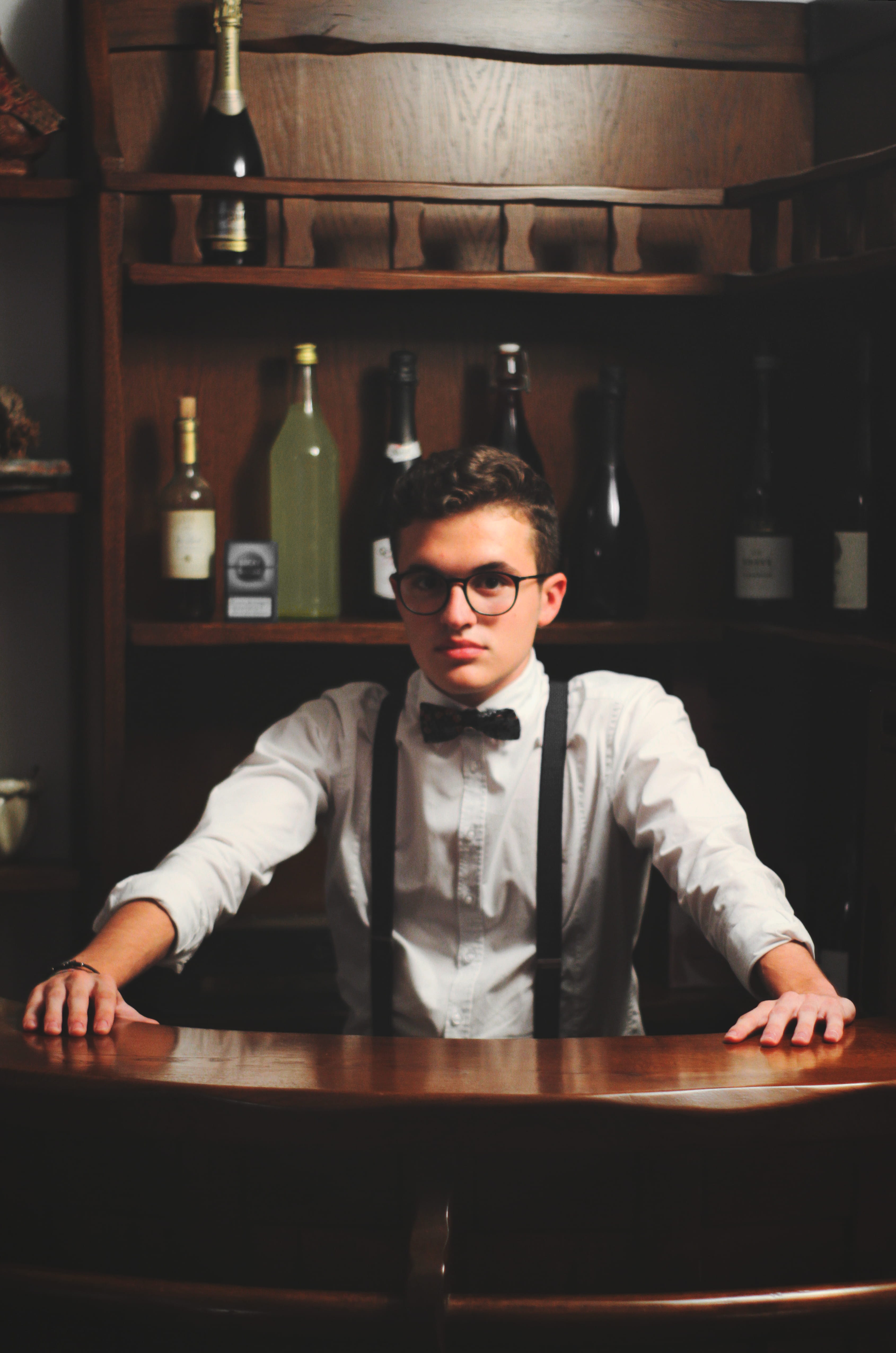 young men, saloon, lifestyles, casual clothing, wood - material, 4K, bar counter, white, bar - drink establishment, looking at camera, business, sitting, Phone HD Wallpaper