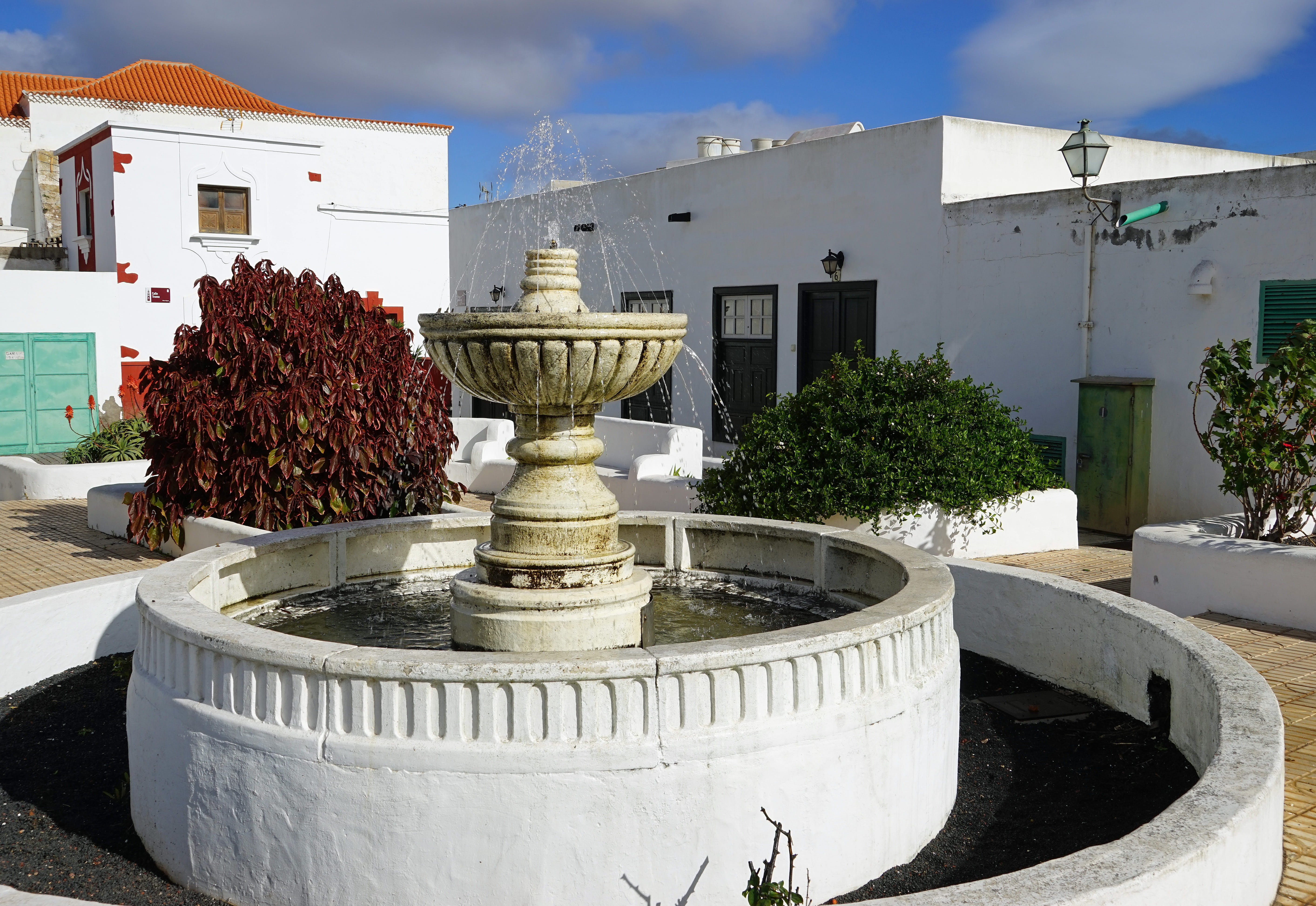 potted plant, cloud - sky, teguise, motion, fountain, day, nature, flowering plant, outdoors, building, architecture, city, tree, plant, built structure, HD Wallpaper