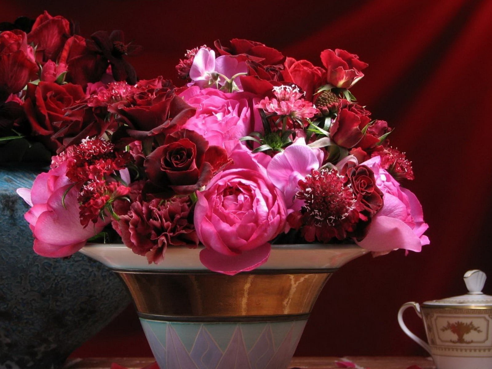 celebration, petal, plant, fragility, bunch of flowers, multi Colored, flowering plant, rose, table, arrangement, vase, backgrounds, roses, petals, wedding, HD Wallpaper