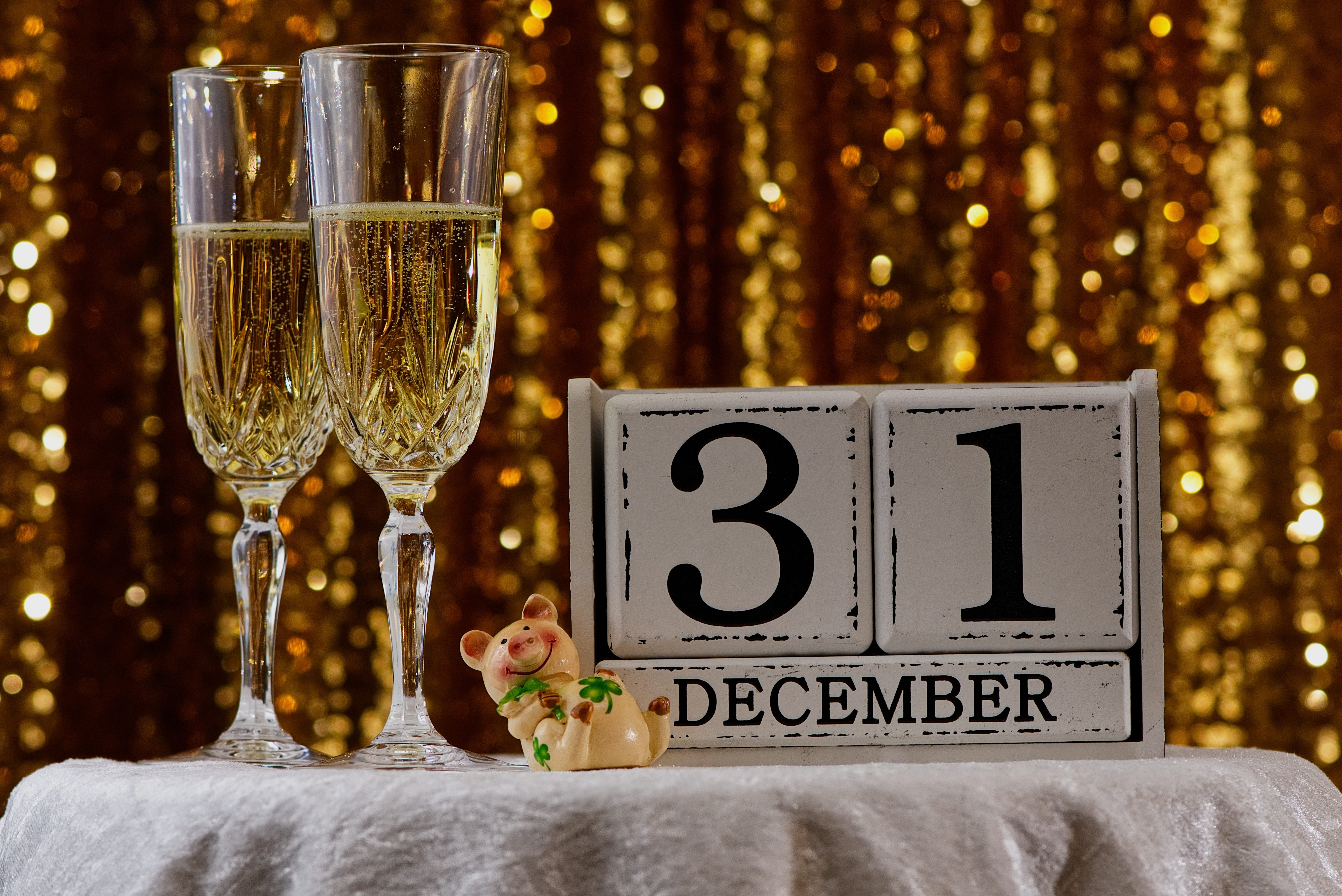 focus on foreground, turn of the year, indoors, new years day, champagne glass, event, decoration, annual financial statements, abut, number, luck, champagne, HD Wallpaper