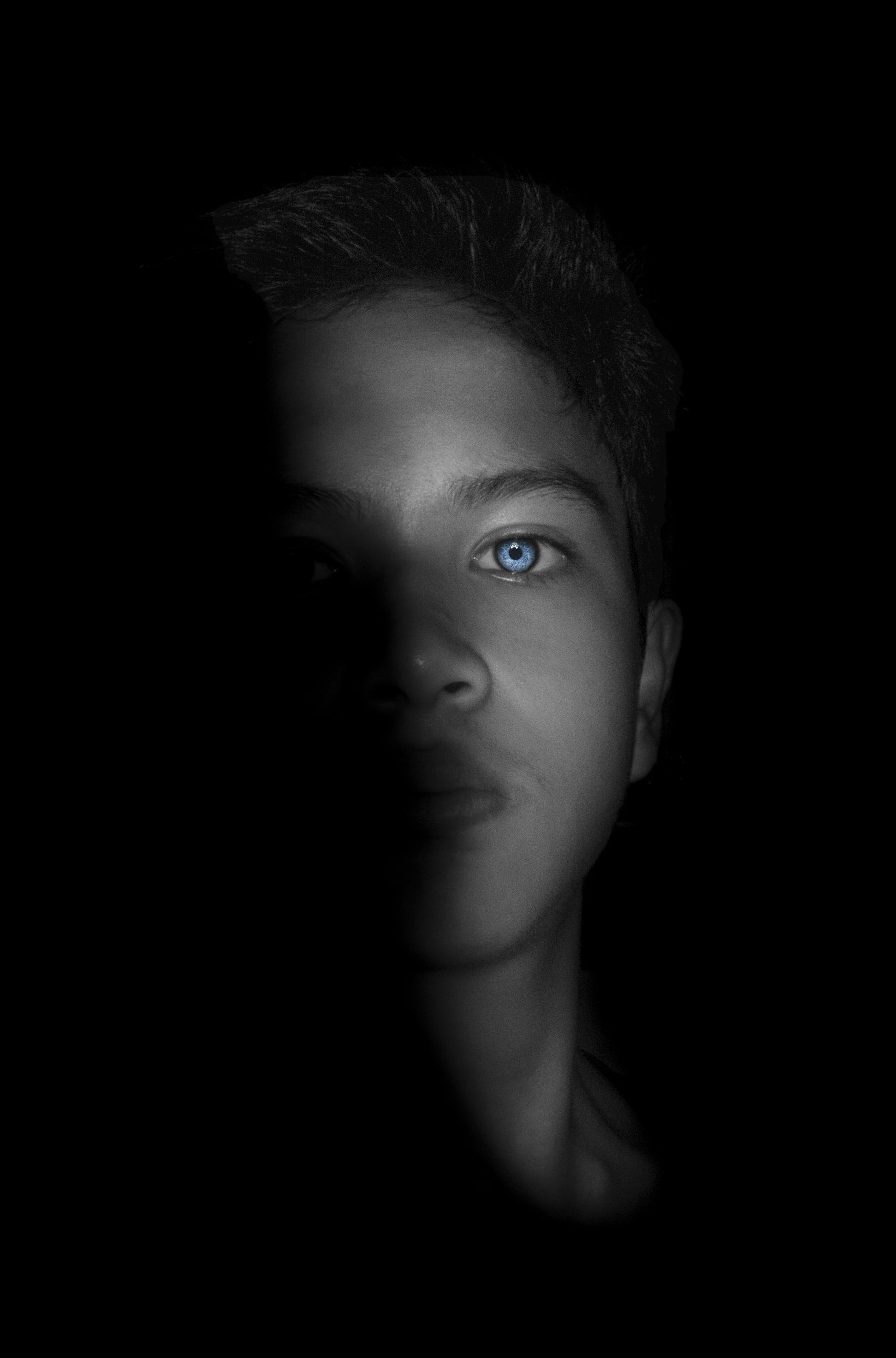 caucasian, human body part, only women, low key, man, beautiful woman, hair, key, model, one woman only, emotions, light, 2K, lifestyles, black, looking at camera, Phone HD Wallpaper