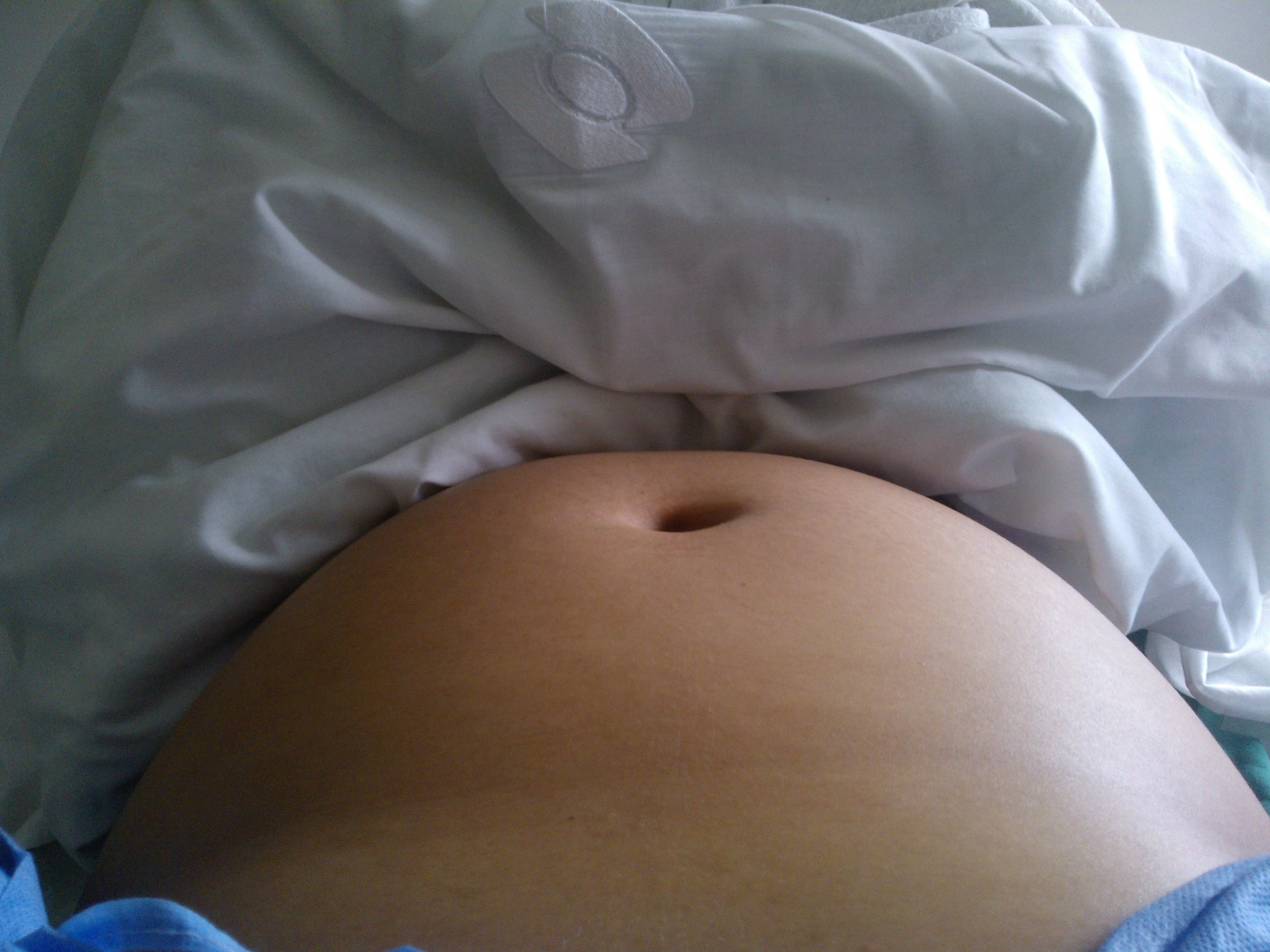 maternal, human body part, human fertility, 2K, healthcare and medicine, midsection, indoors, body part, one person, anticipation, panza, adult, pregnant, HD Wallpaper