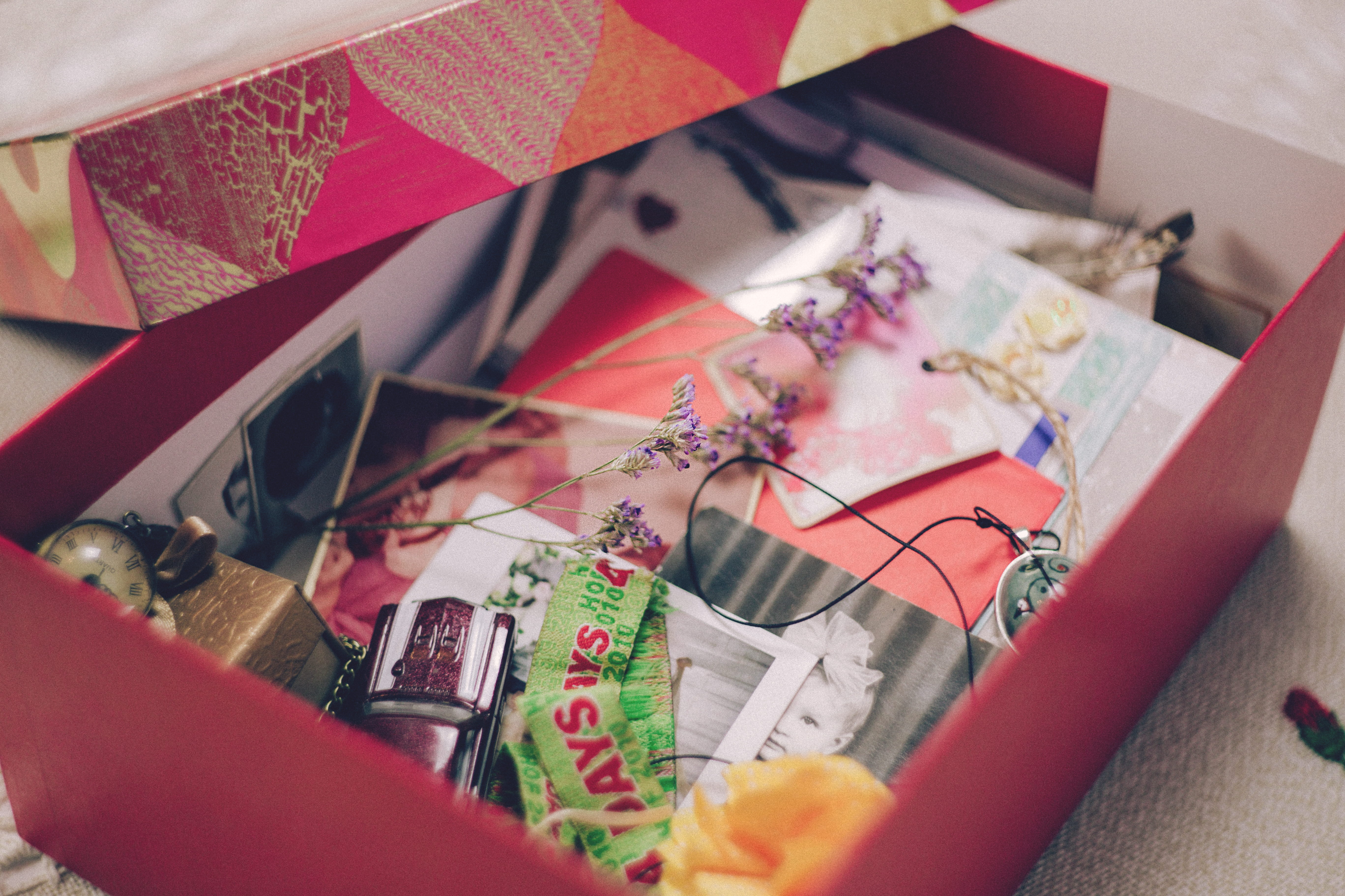 5K, holiday, personal accessory, arts and crafts, fashion, necklace, no people, blur, table, writing instrument, creativity, still life, box, gift, pictures, HD Wallpaper