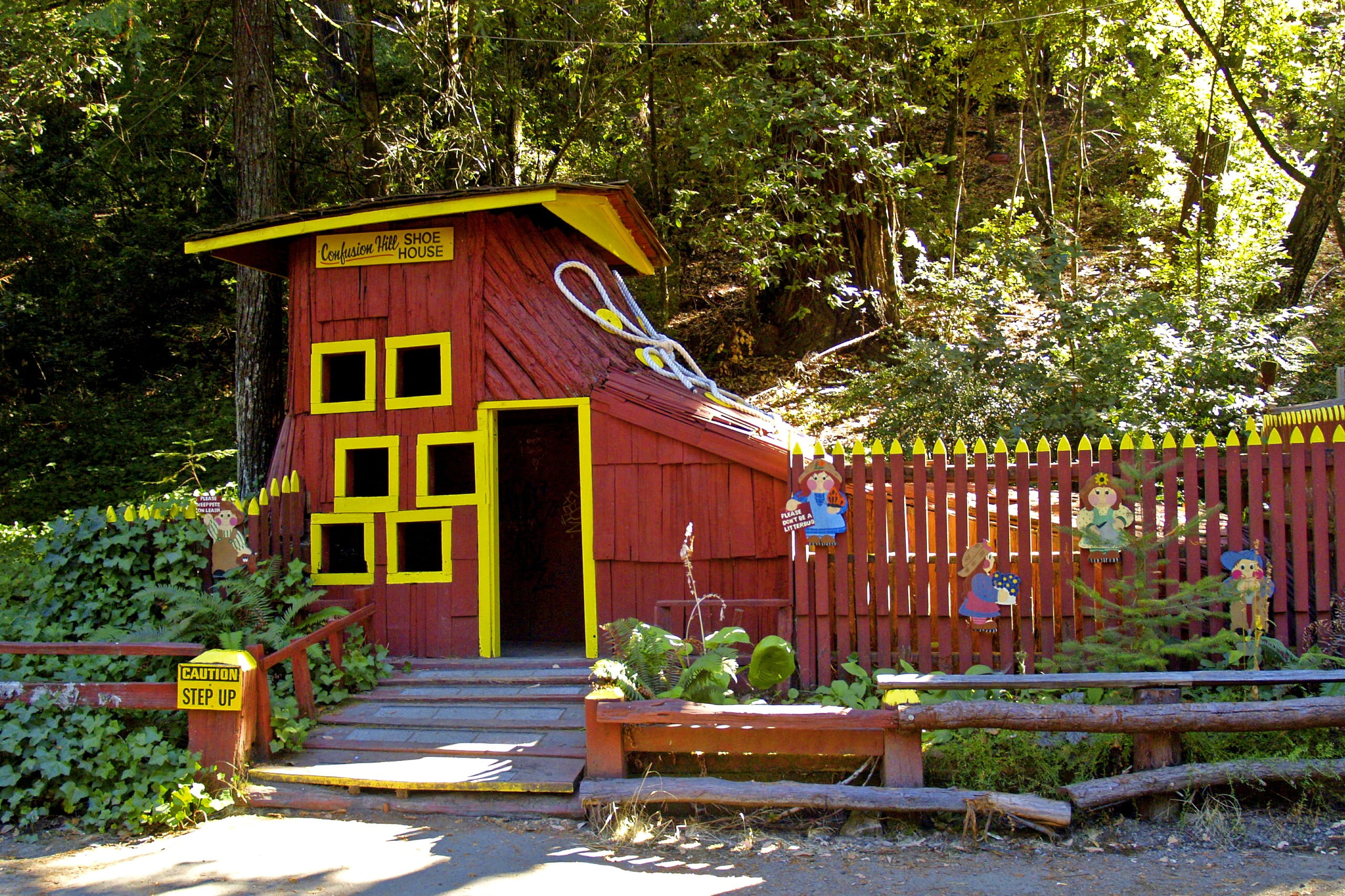 2K, wood - material, house, redwoods, wood, built structure, california, usa, sunlight, plant, front or back yard, entrance, no people, staircase, confusion hill, HD Wallpaper