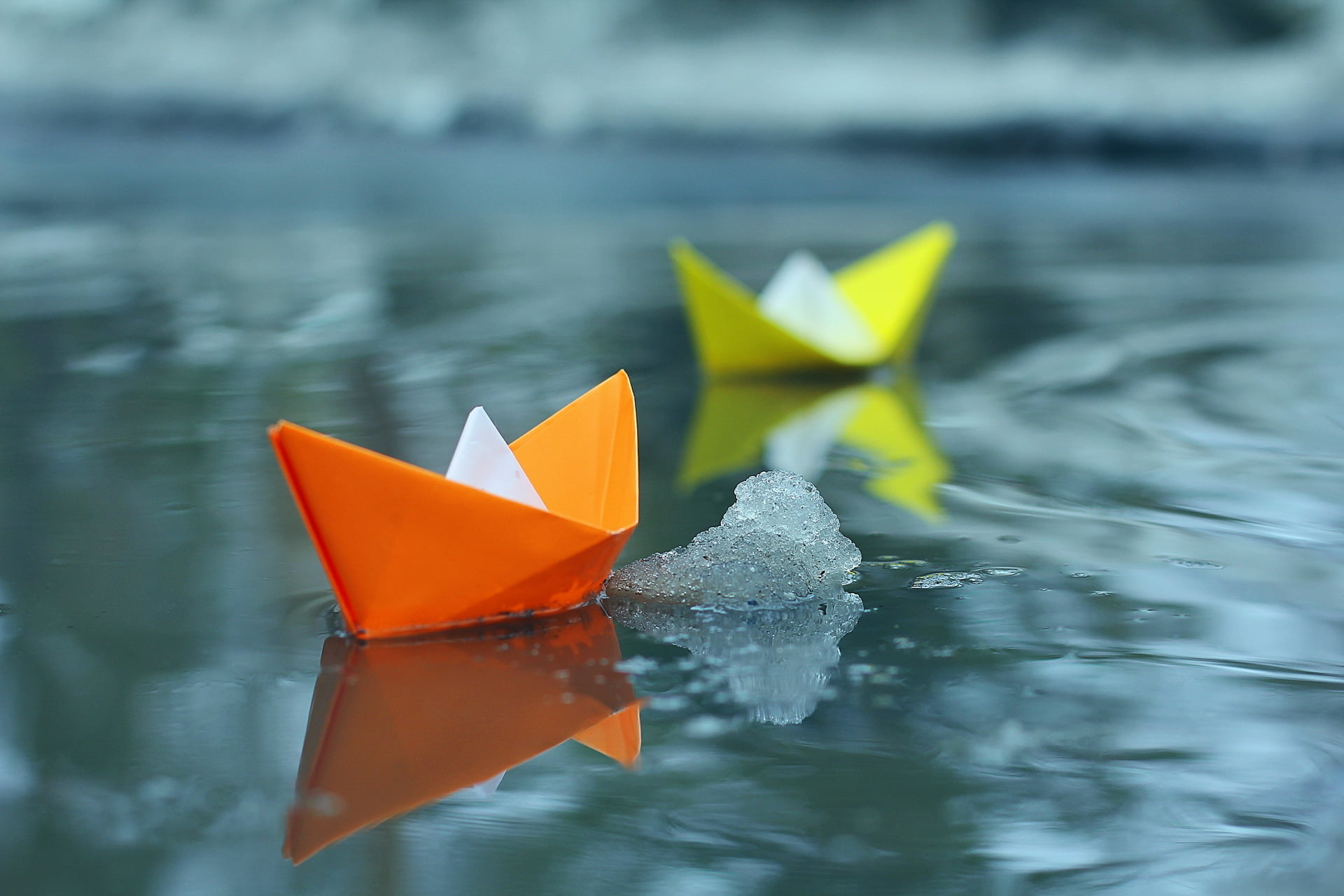 water, outdoors, fragility, origami, day, no people, floating on water, paper boat, vulnerability, paper, boats, reflection, close-up, nature, 1080P, floating, HD Wallpaper
