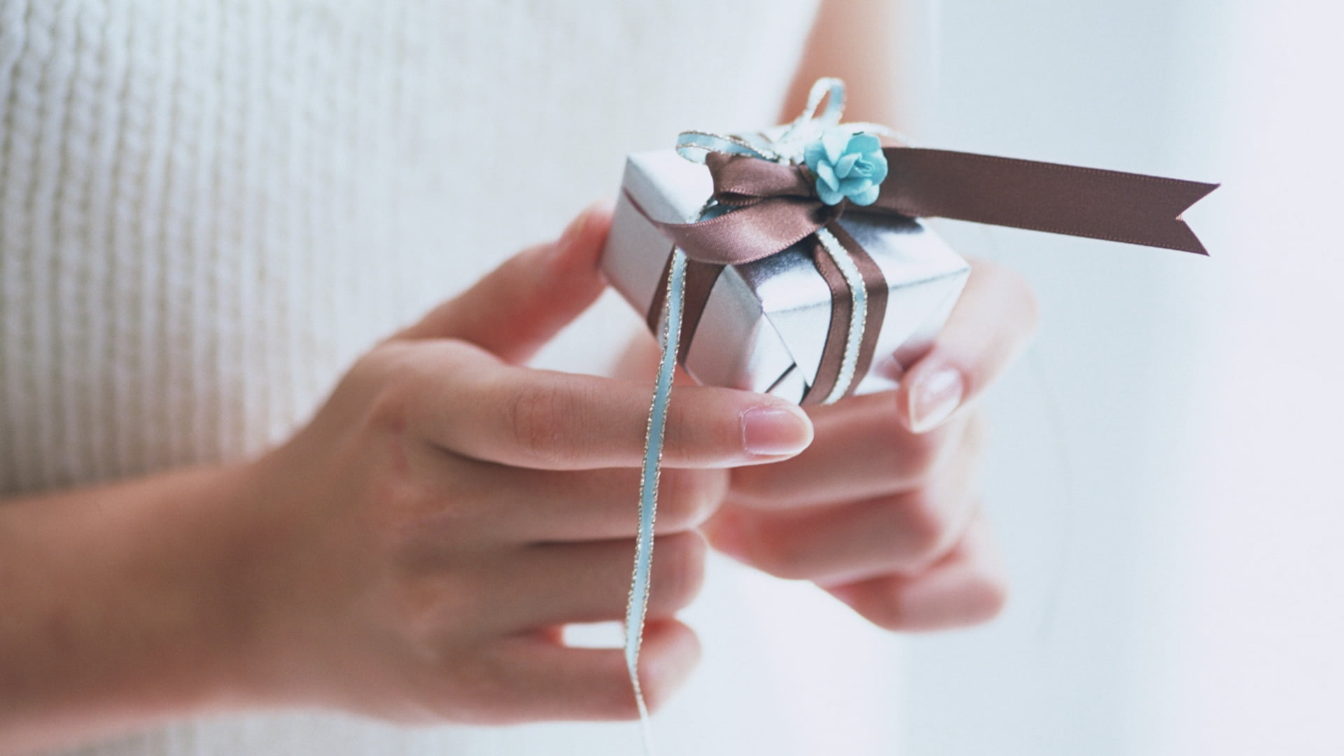 human Hand, one Person, tied up, bow, adult, 1080P, valentines Day - Holiday, human body part, decoration, blue, women, creativity, tied Bow, holding, HD Wallpaper