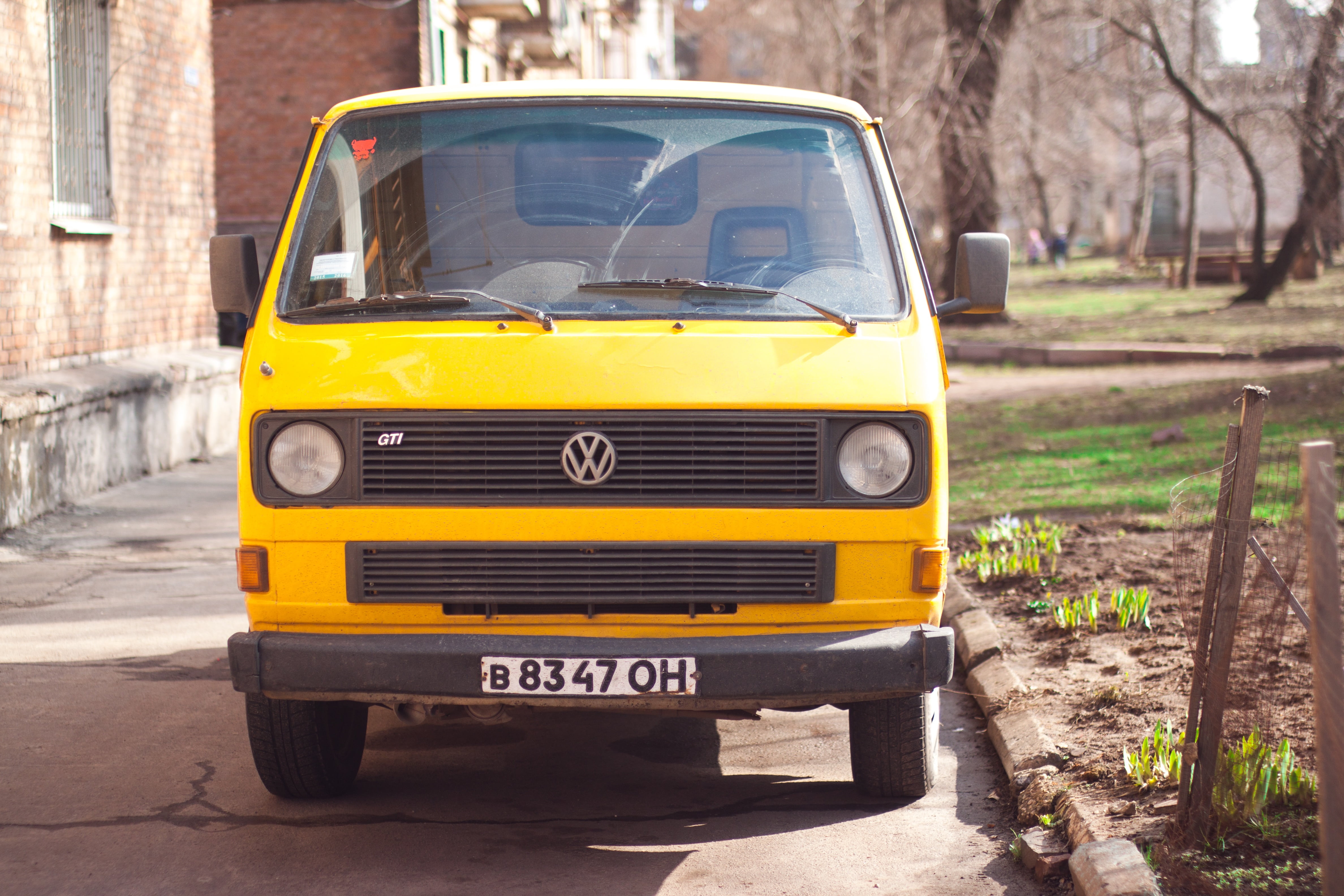 building, daytime, brown, van, travel, sunny, yellow taxi, wick, day, nature, house, stationary, building exterior, transportation, outdoors, taxi, sunlight, HD Wallpaper