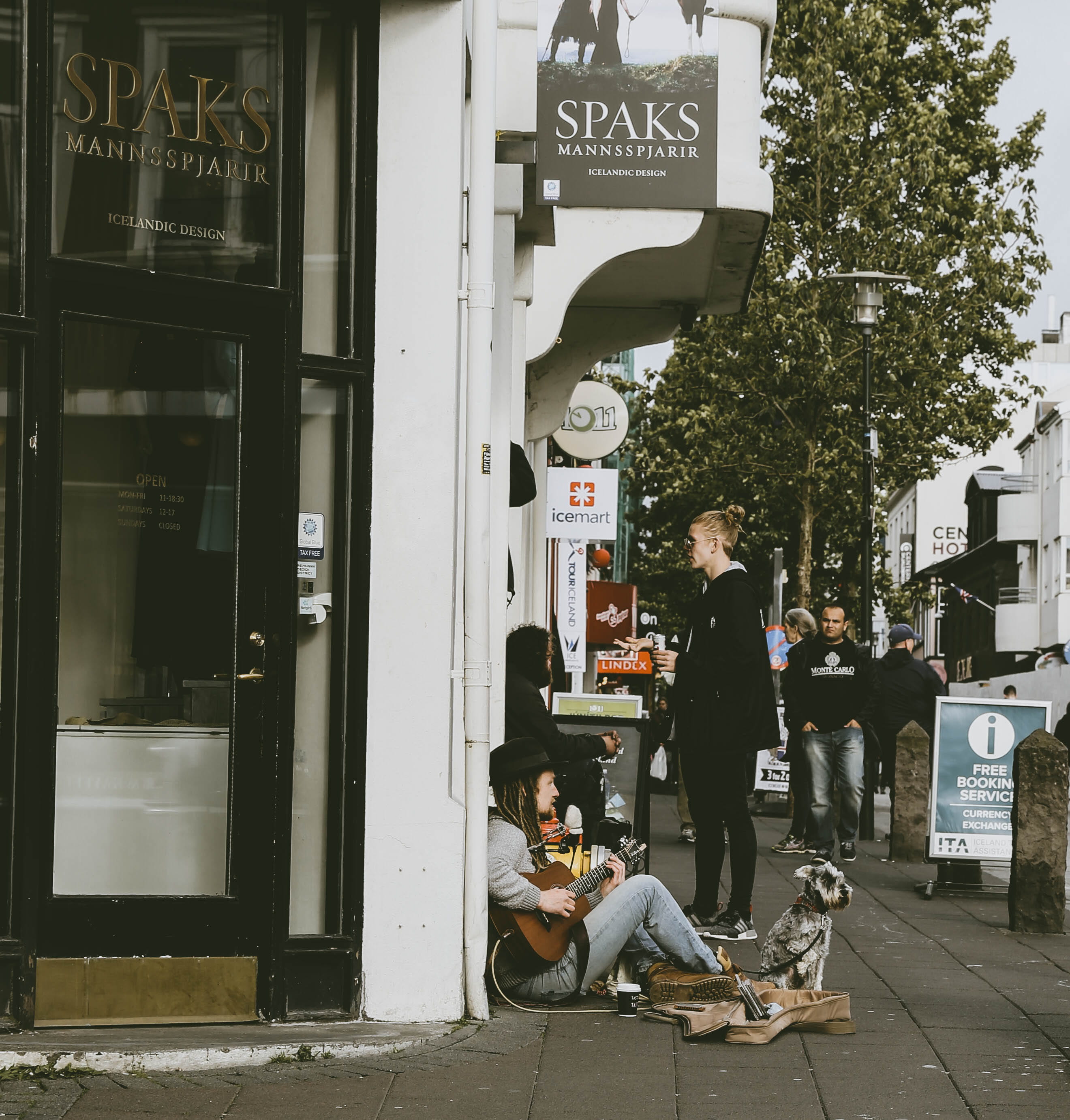 wooden, lifestyles, denim, relaxation, real people, leaning, built structure, busker, guitar, wall, urban, communication, street, day, building, front, Phone HD Wallpaper
