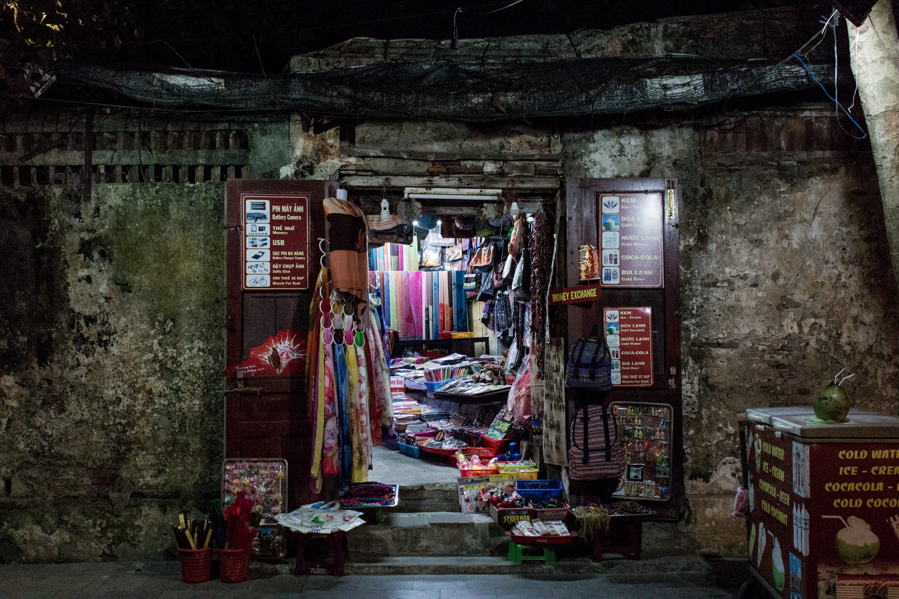 for sale, market stall, indoors, retail display, architecture, retail, large group of objects, collection, hanged, boutique, wooden, urban, variation, choice, HD Wallpaper