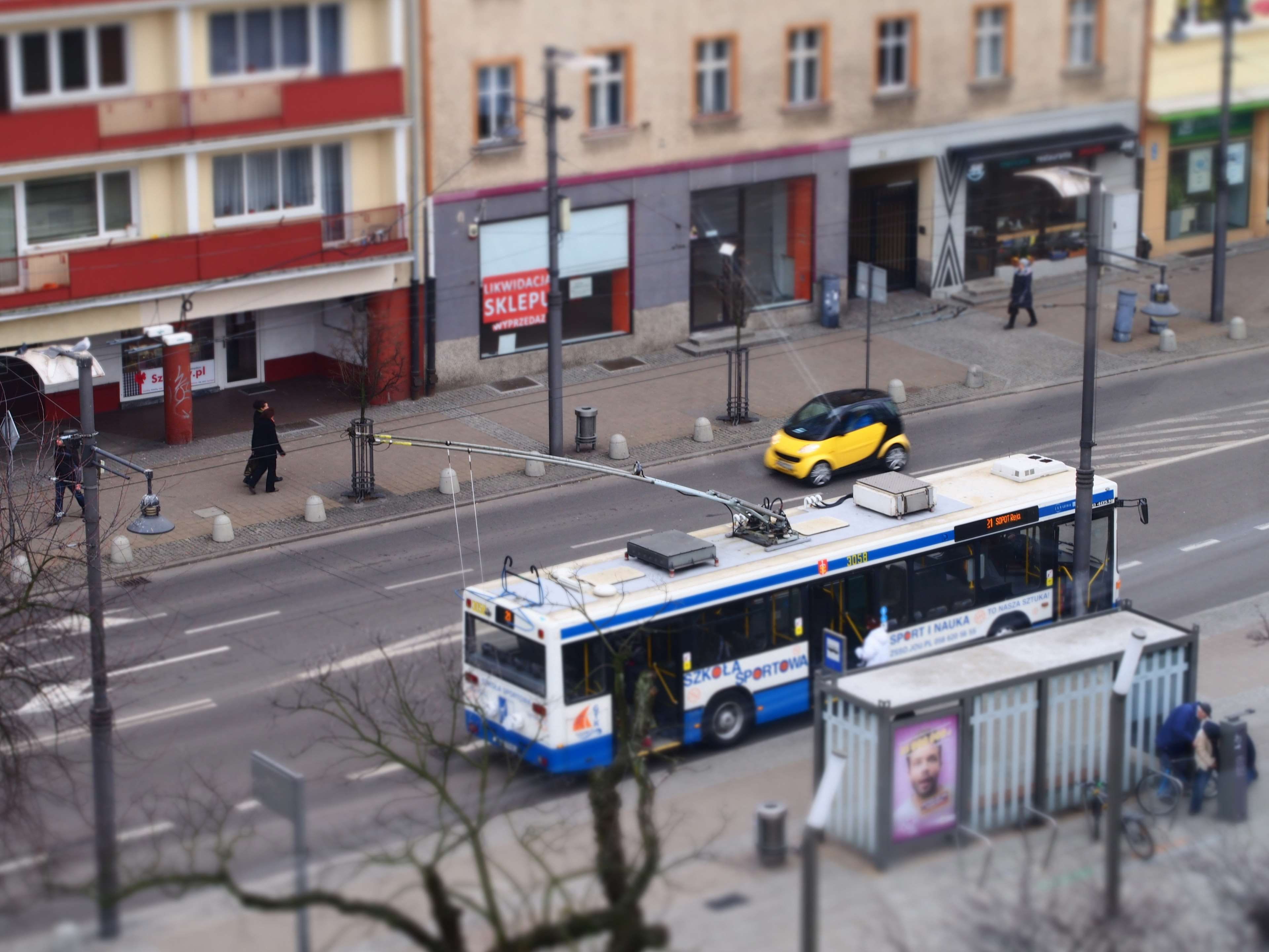 real people, building, incidental people, outdoors, bus stop, city, high angle view, street, architecture, land vehicle, building exterior, road, vehicles, HD Wallpaper
