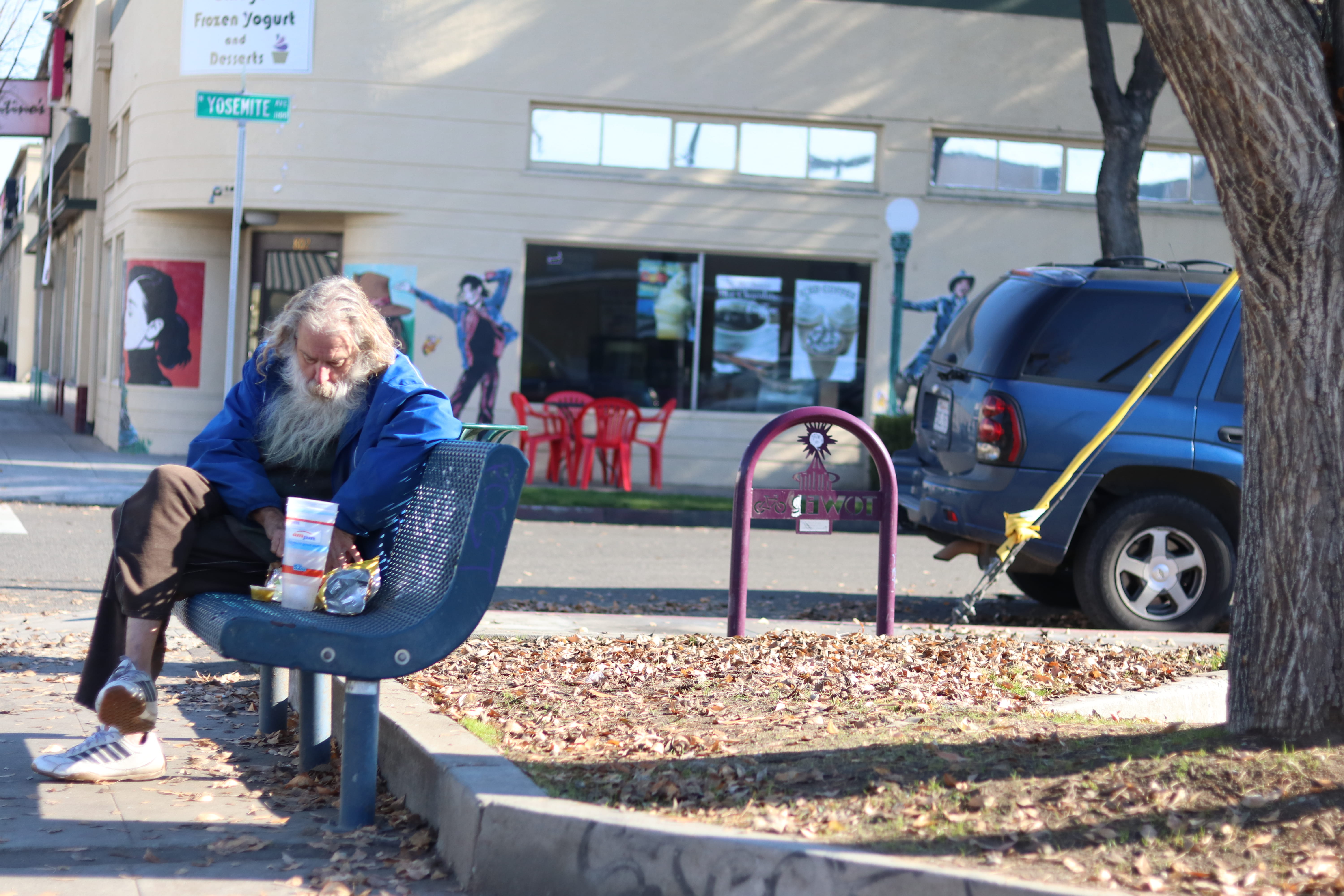 eating, land vehicle, men, united states, bus stop, tower, males, old man, sitting, mature men, full length, real people, 5K, sunlight, leisure activity, HD Wallpaper