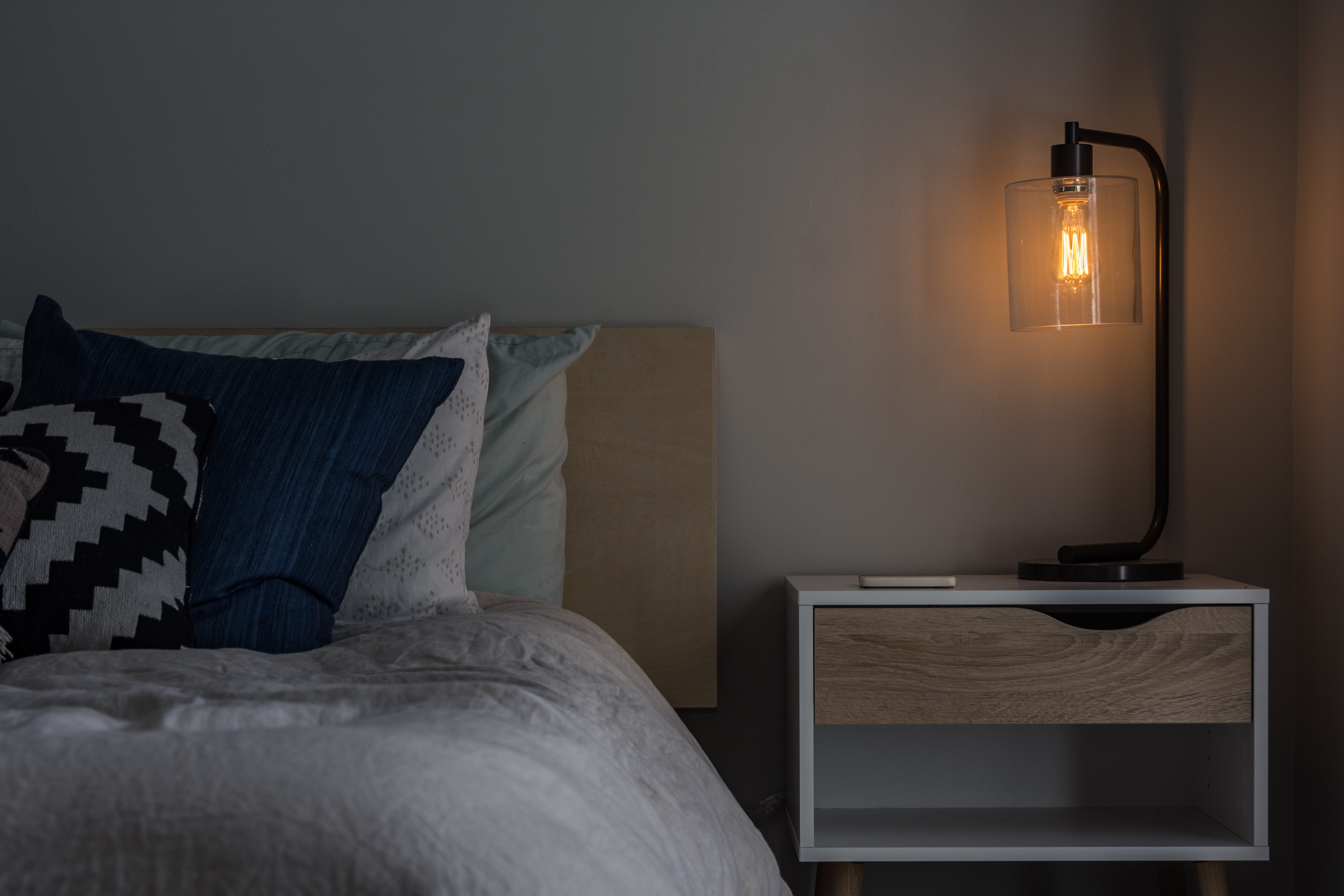 modern, domestic life, bedroom, minimalist, no people, luxury, lamp, absence, pillows, cozy, home showcase interior, linen, pillow, wall - building feature, HD Wallpaper