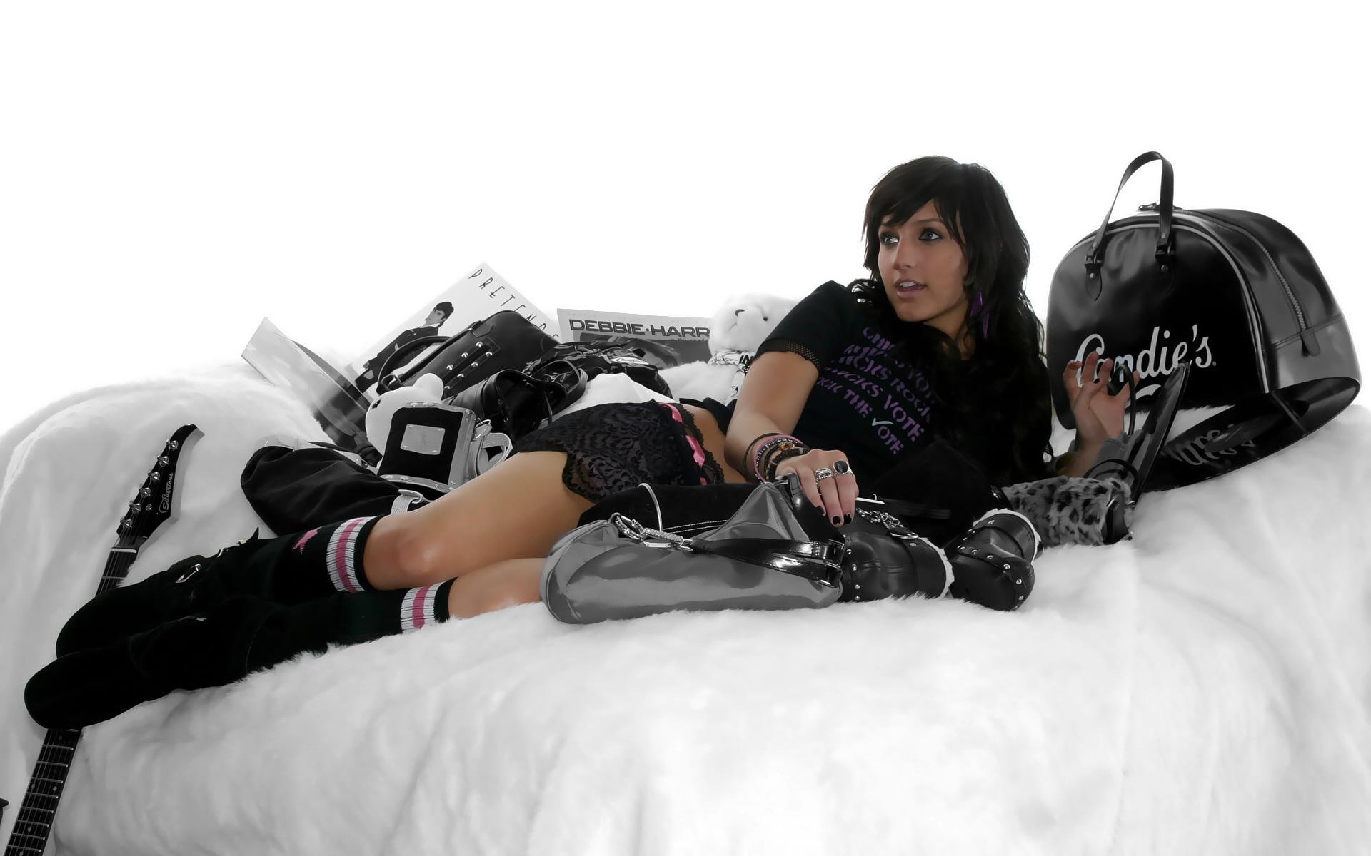 woman, 1080P, simpson, ashlee simpson, reclining, mattress, ashlee, HD Wallpaper