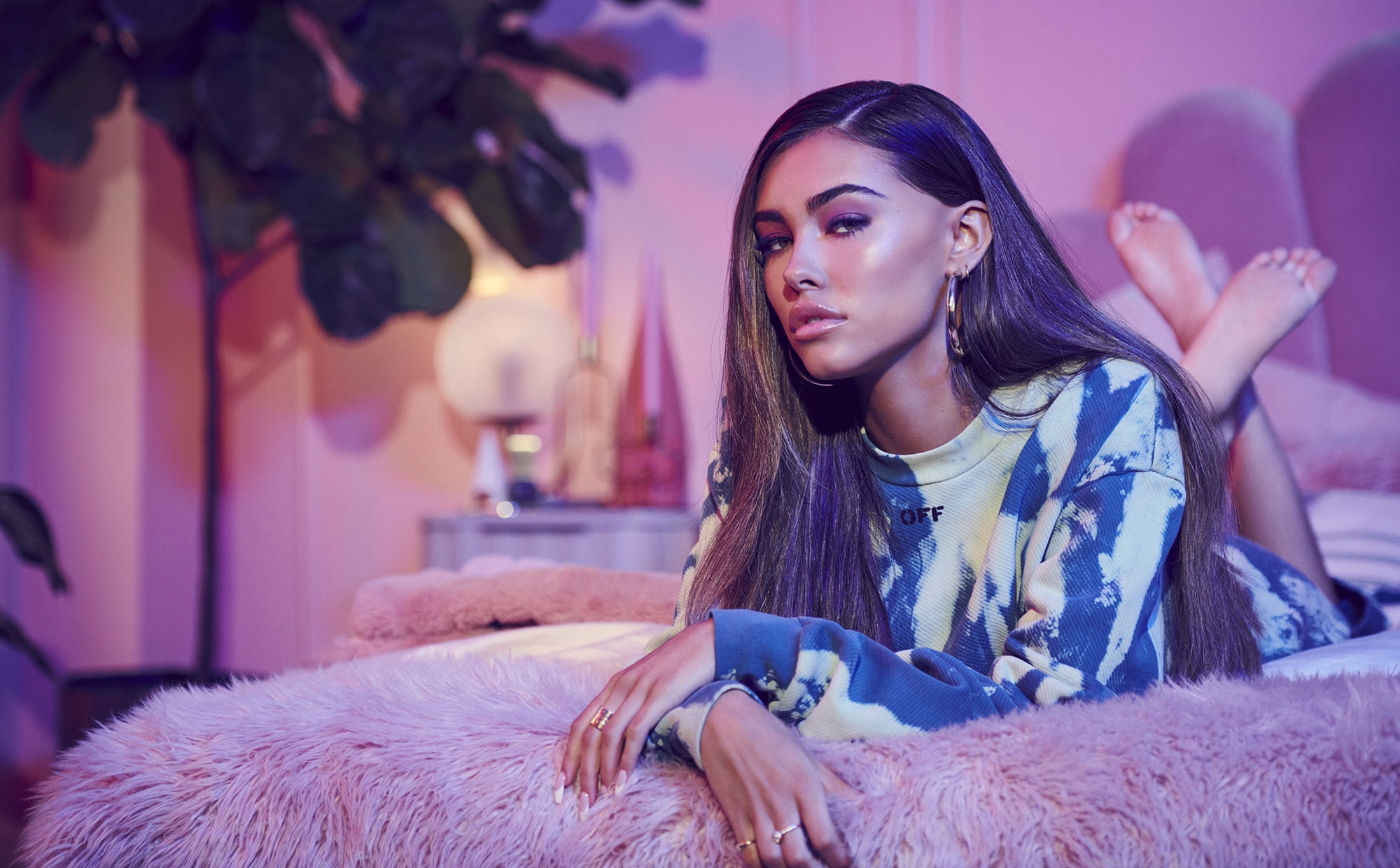 Madison Beer, beauty, girl, room, plaid, 1080P, bed, look, makeup, HD Wallpaper
