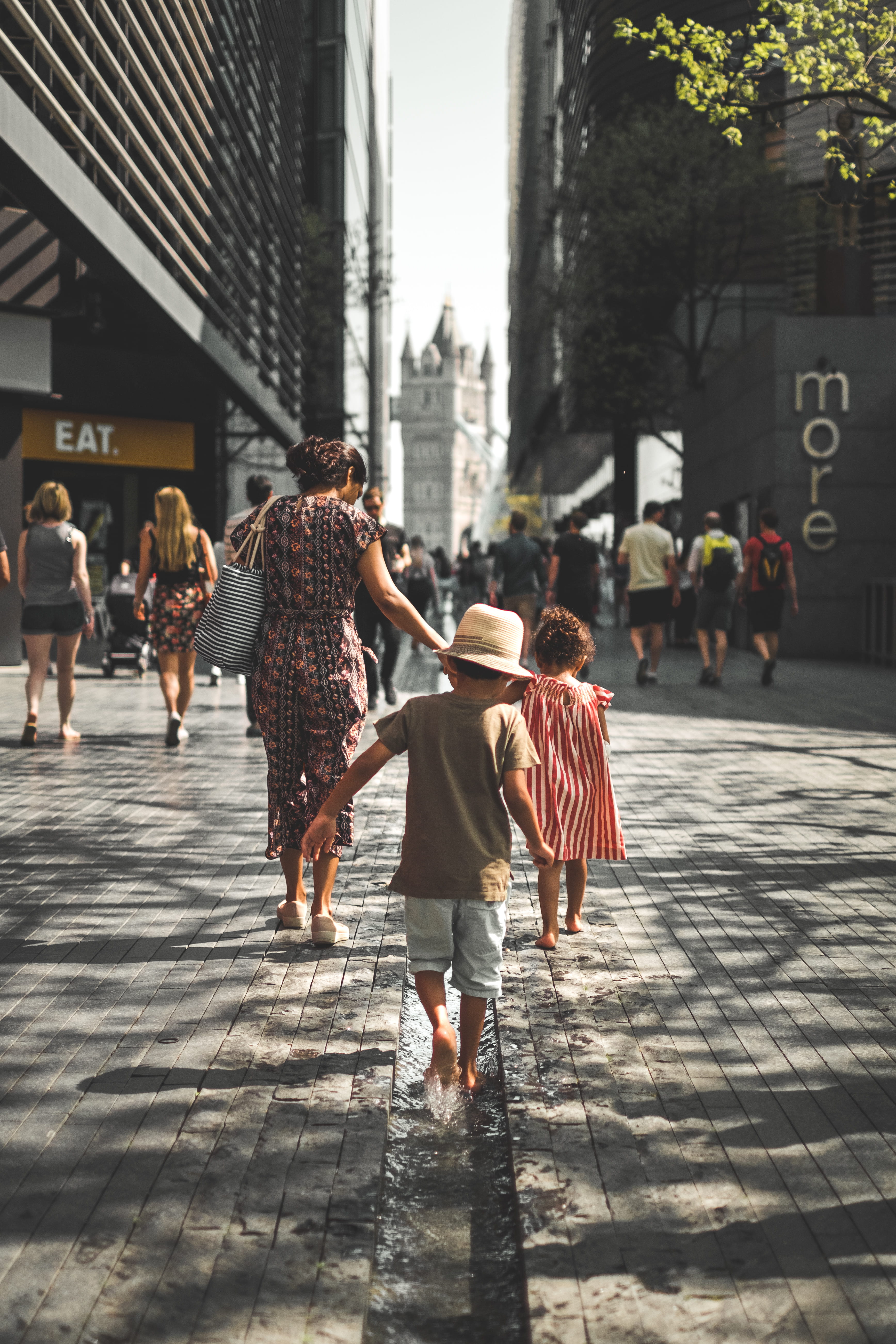 shopping, crowd, dress, modern, day, city Life, street photography, gutter, eat, hat, castle, london, urban, young Adult, fashion, city, females, people, Phone HD Wallpaper