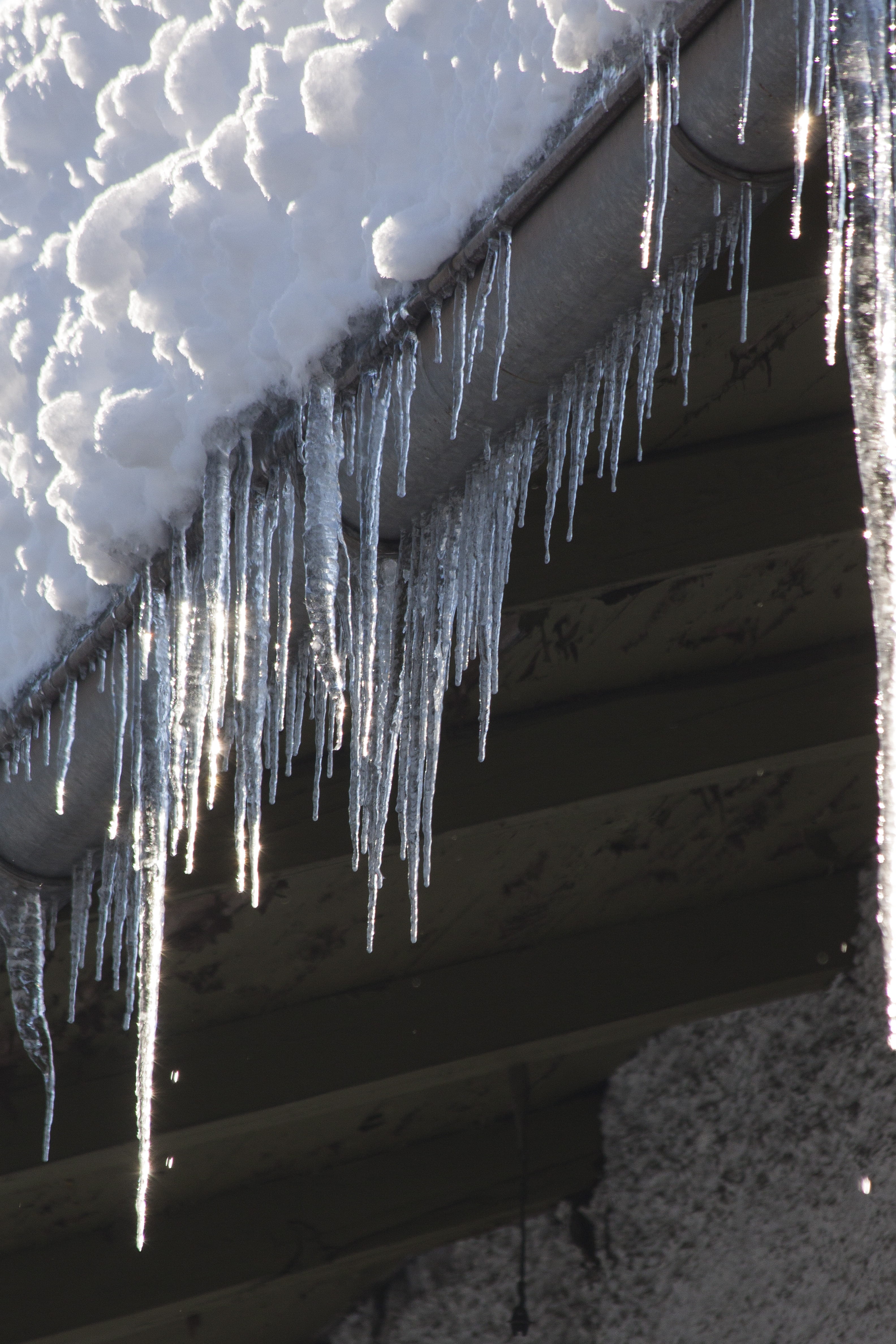 outdoors, Roof, architecture, winter, frozen, cold, Winter, frost, environment, cold temperature, crystal, 4K, beauty in nature, Icicle, nature, Cold, Phone HD Wallpaper