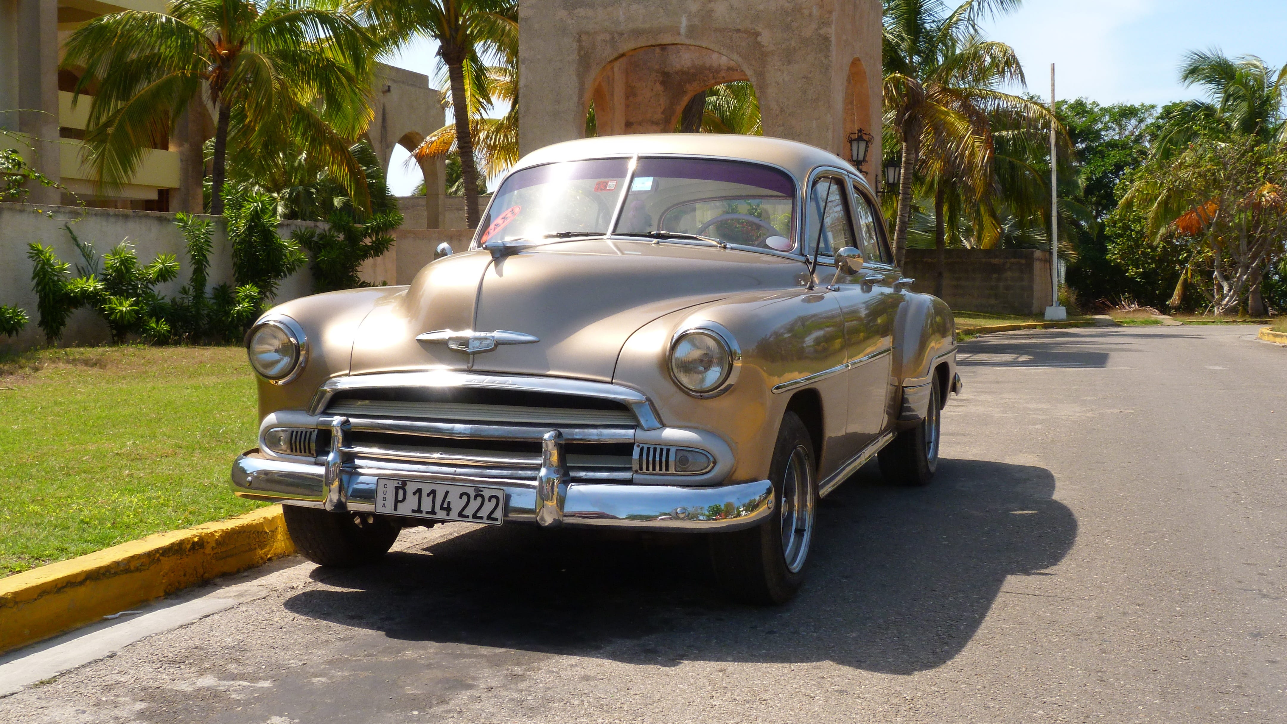 vintage car, motor vehicle, daytime, day, nature, 4K, gutter, Cuba, Retro, plant, tree, usa, mode of transport, beige, city, silver colored, architecture, HD Wallpaper