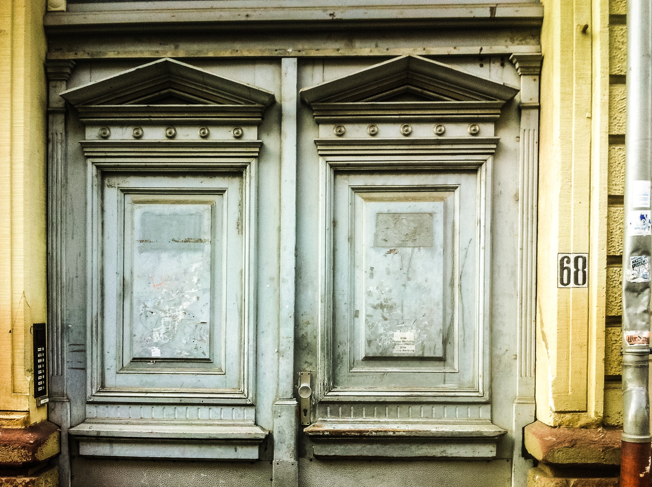 outdoors, communication, wood - material, architecture, safety, shabby, security, wood, wooden door, rain gutter, front door, day, kassenttentuer, house number, HD Wallpaper