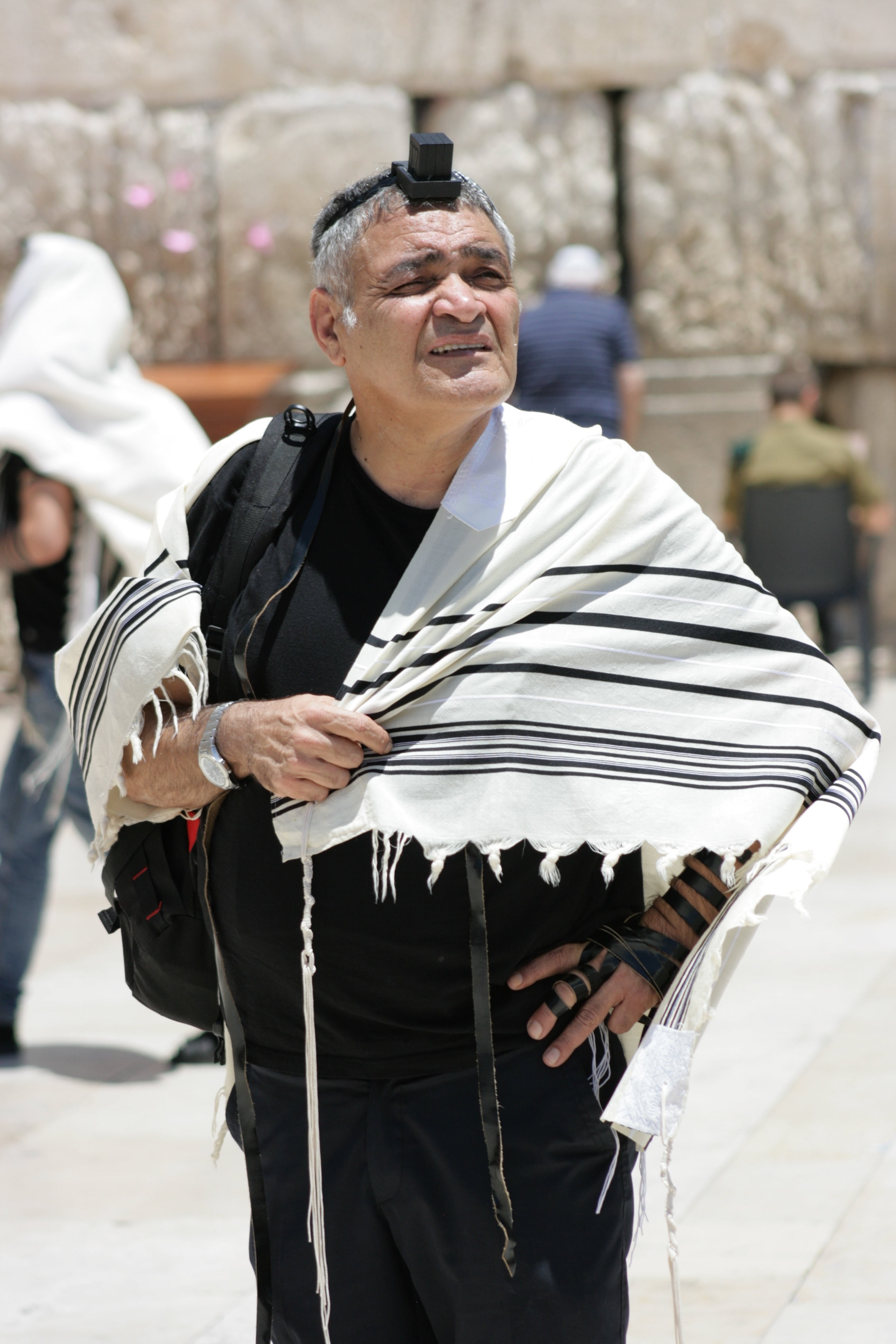 adult, western wall, city, senior Adult, jerusalem, old, 4K, holding, man, focus on foreground, prayer, men, mature men, front view, jew, mature adult, Phone HD Wallpaper