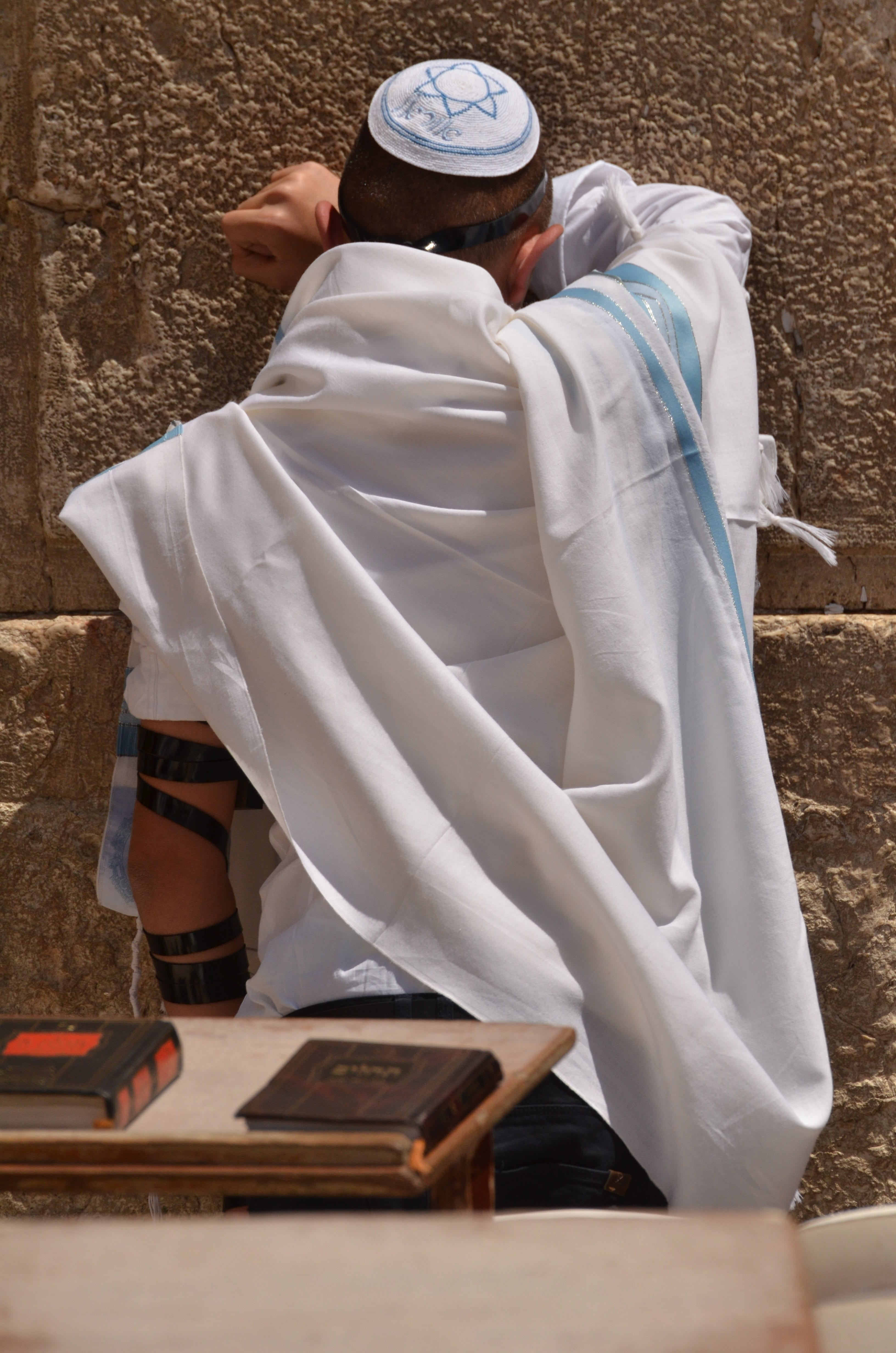 women, israel, lifestyles, jews, islam, full length, casual clothing, relaxation, religion, clock, leaning, one person, wailing wall, the western wall, Phone HD Wallpaper