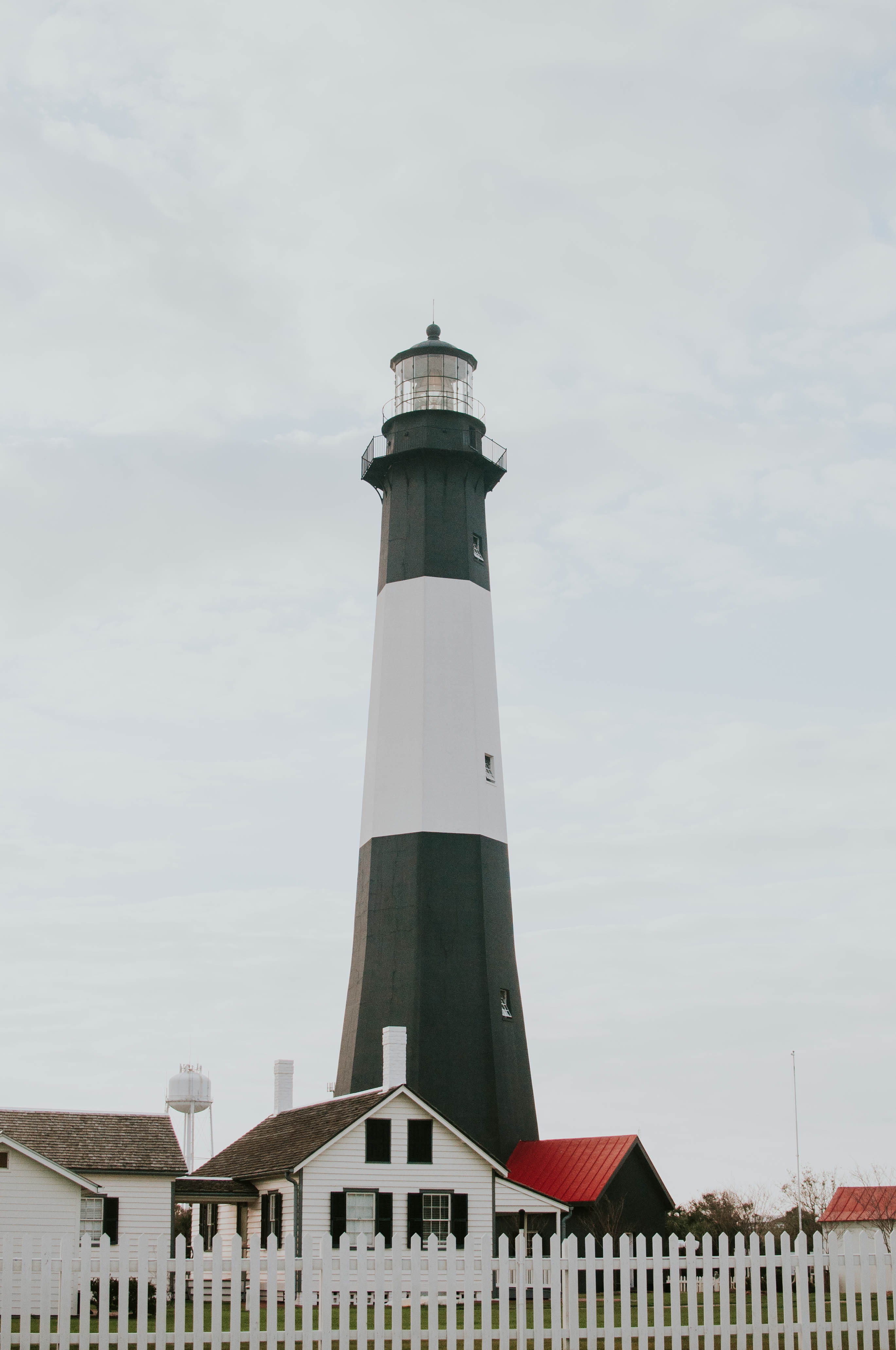 coastal, 4K, guidance, architecture, georgia coast, picket fence, island, angle, daytime, tower, lighthouse, tybee island, low, building exterior, security, Phone HD Wallpaper