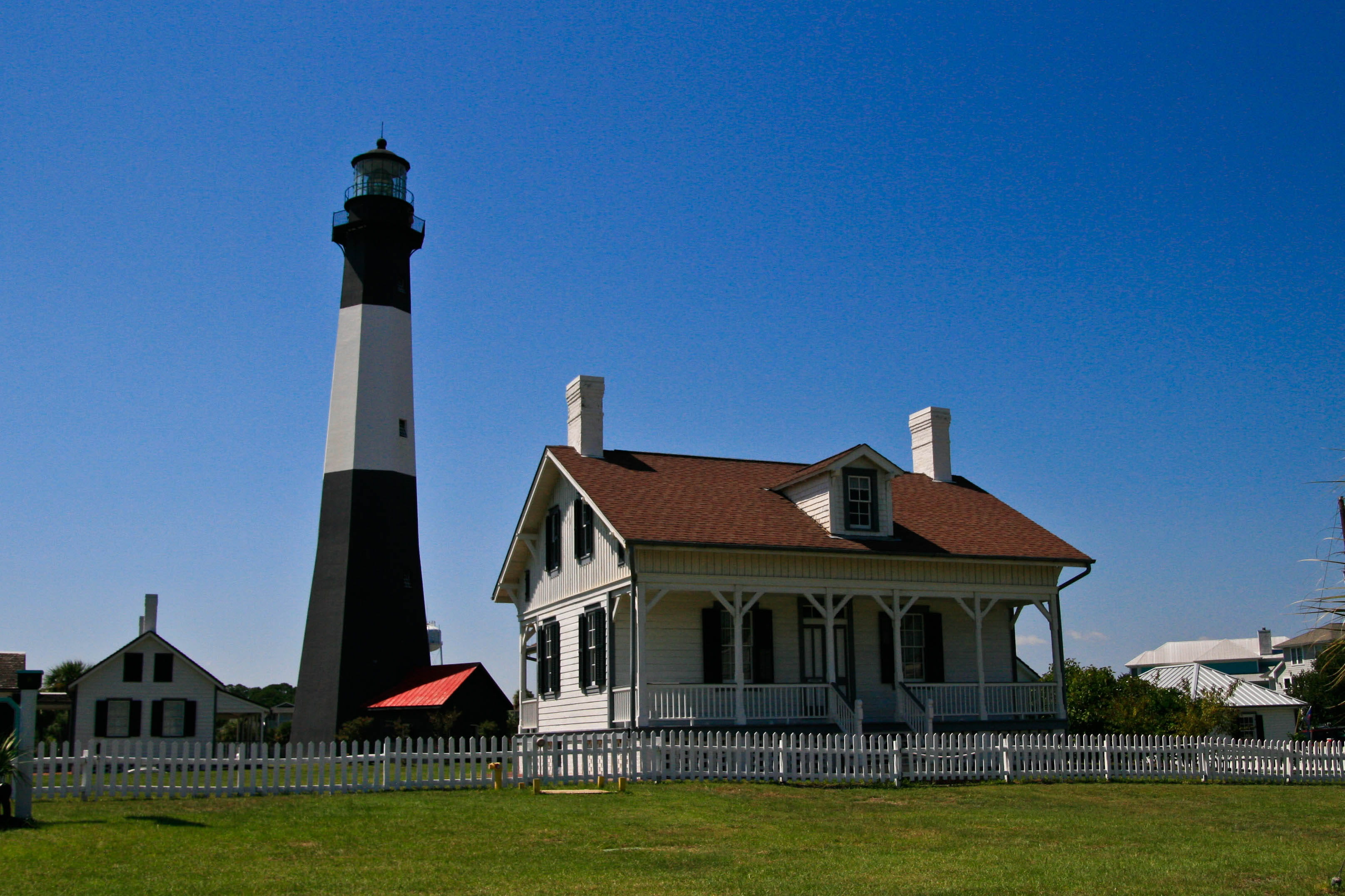 day, tower, no people, nature, building, fence, house, sky, land, 2K, united states, lighthouse, building exterior, island, security, built structure, HD Wallpaper