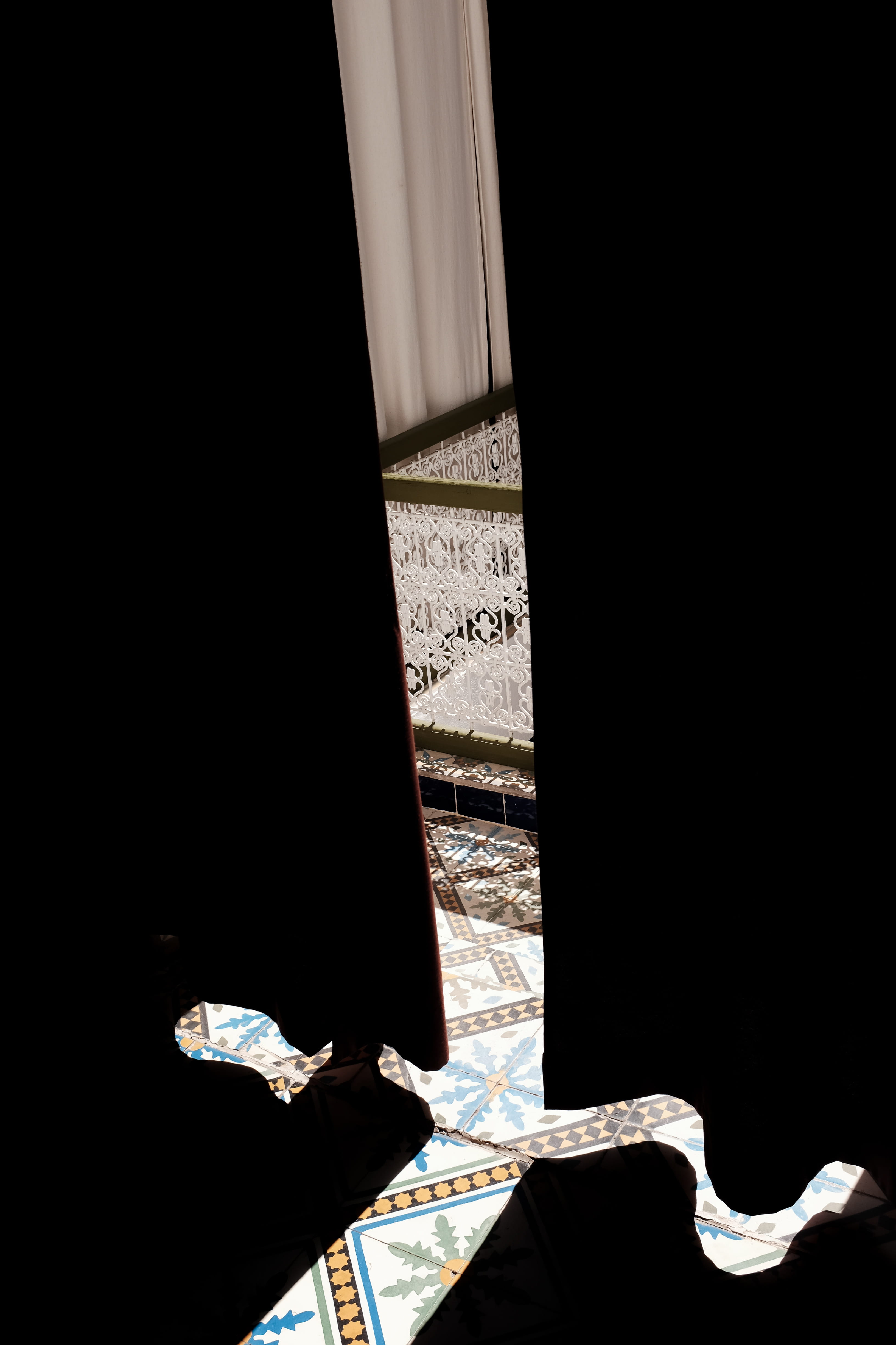 real people, sunlight, home interior, dark, shadow, open, mistery, lifestyles, curtain, house of photography in marrakech, copy space, entrance, marrakech, Phone HD Wallpaper