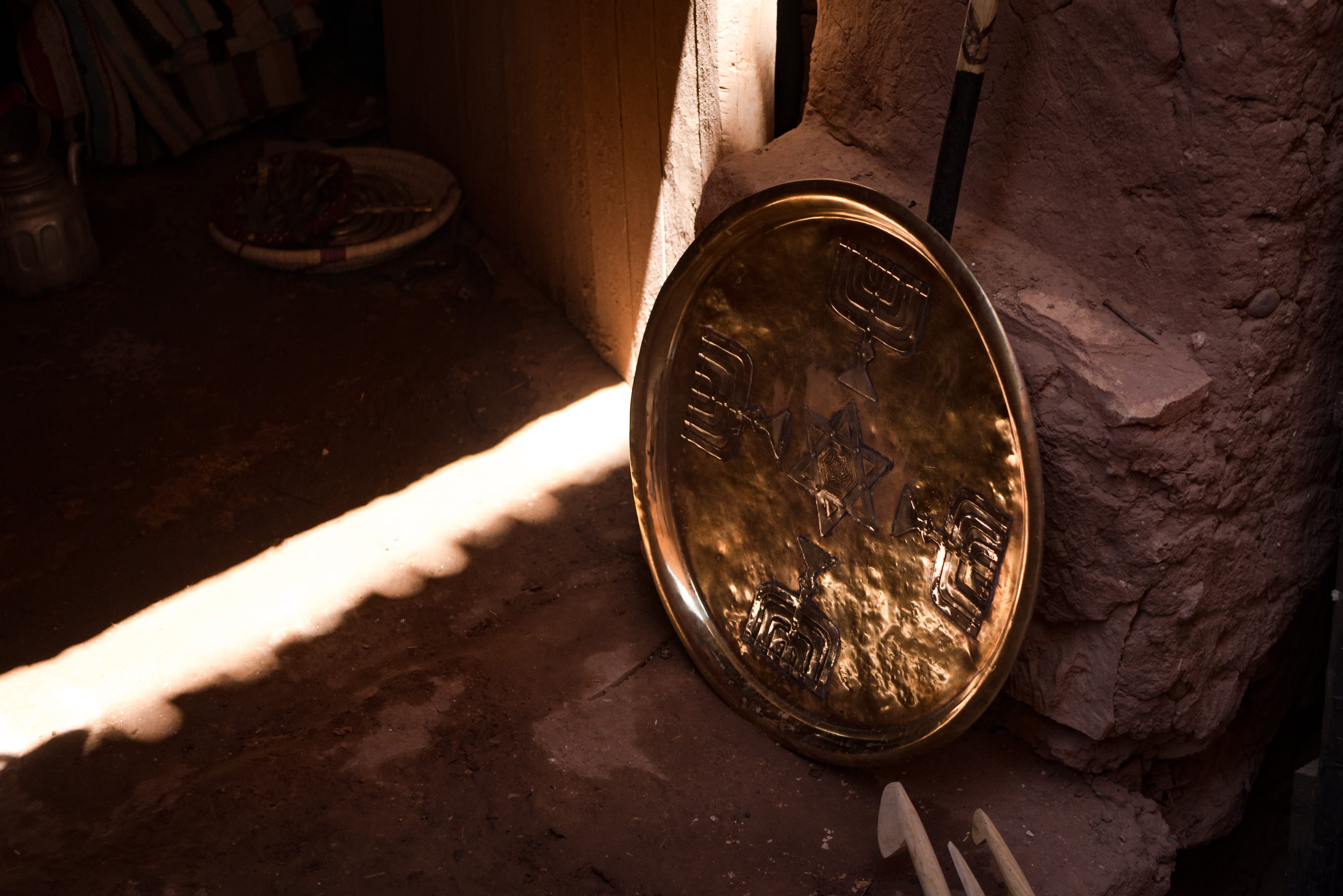 savings, high angle view, falling, plate, wow, close-up, reflection, gold, no people, glass - material, finance, shadow, indoors, golden, israel, day, sunlight, HD Wallpaper