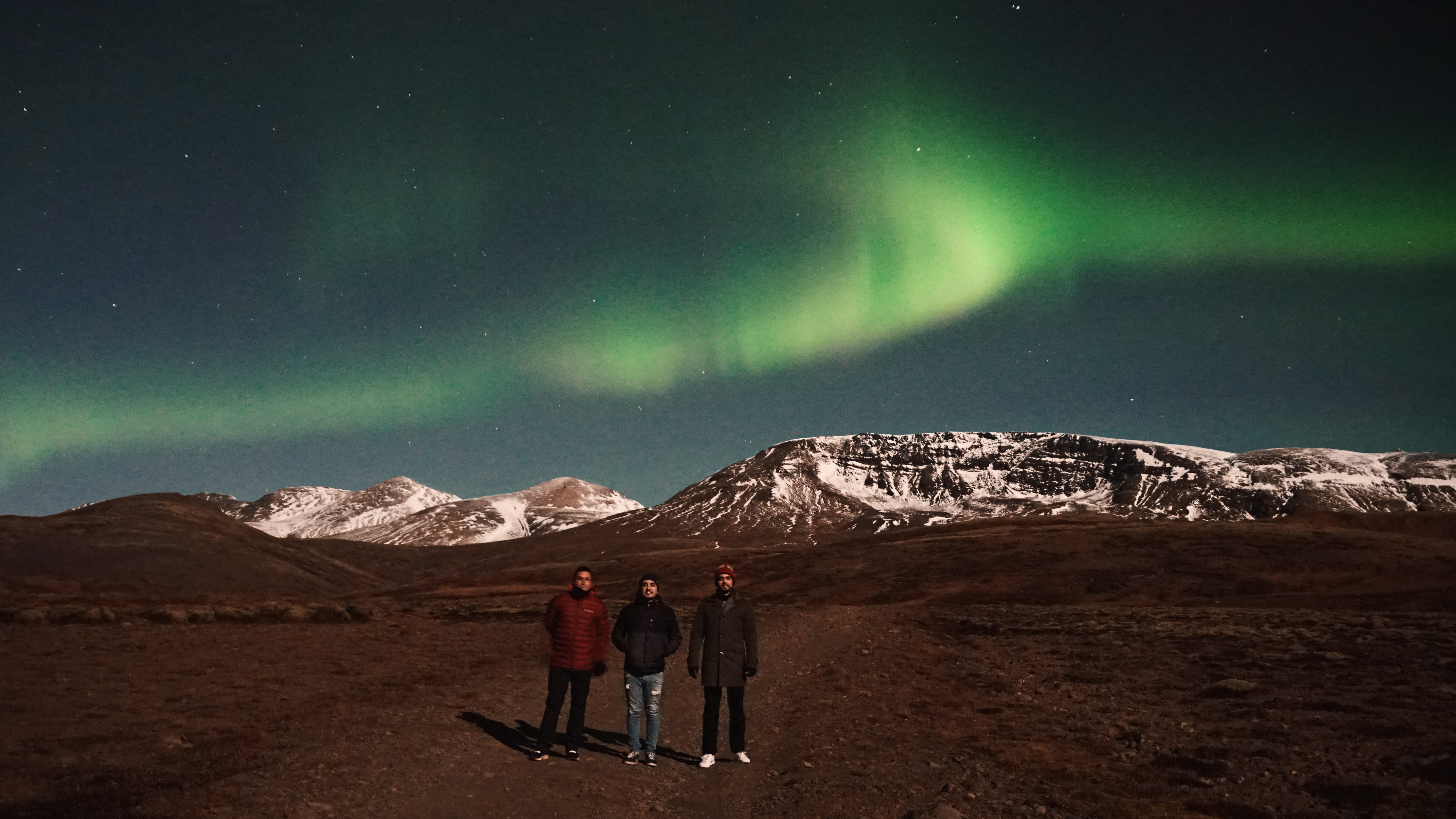 standing, iceland, snow, scenics - nature, auroras, cold temperature, two people, viajero, star - space, guy, full length, alex jumper, handsome, bloggere, HD Wallpaper