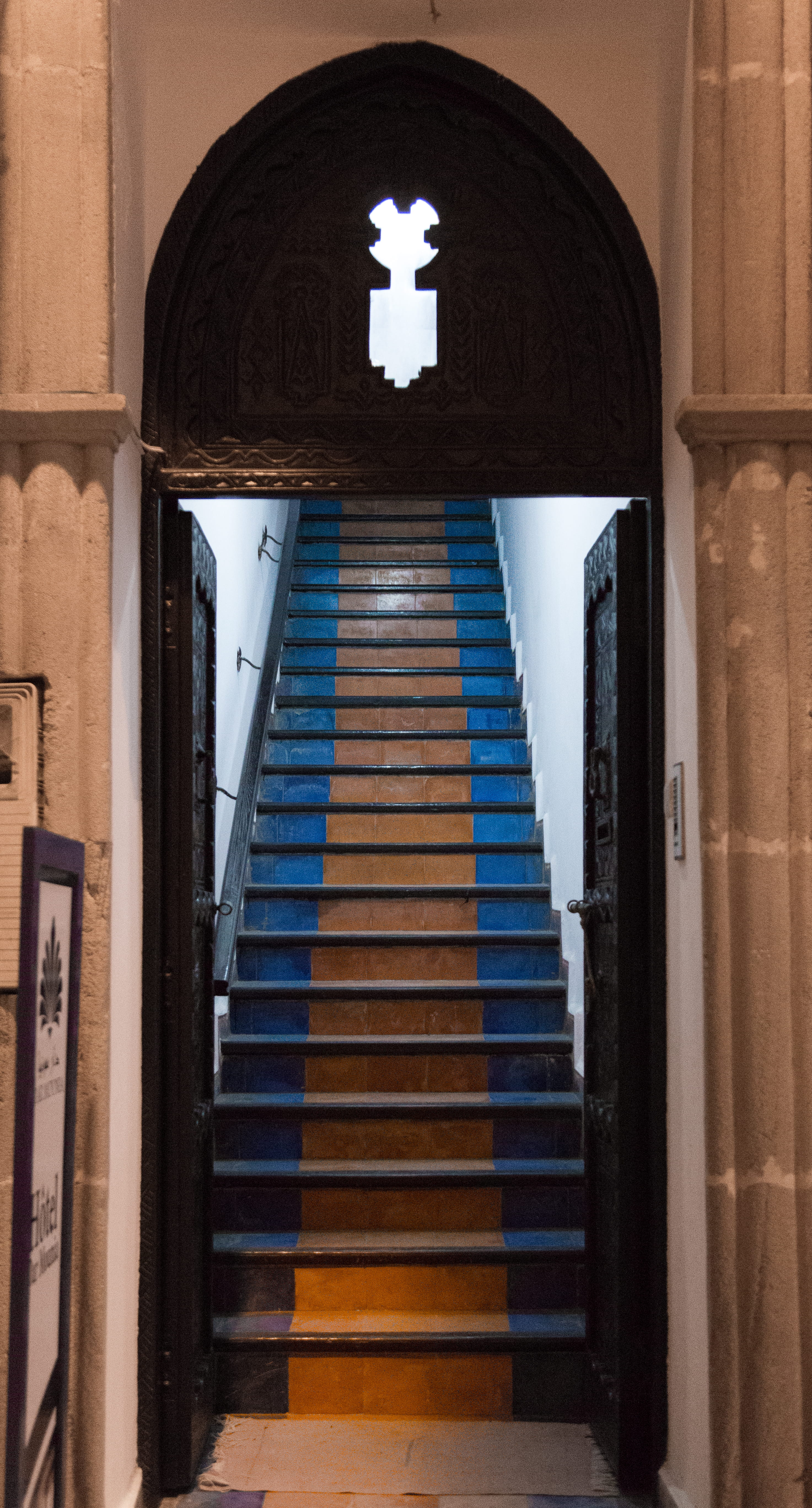 no people, building exterior, street photography, architecture, outdoors, the way forward, traditional, banister, diseño, calle, arch, direction, steps and staircases, Phone HD Wallpaper