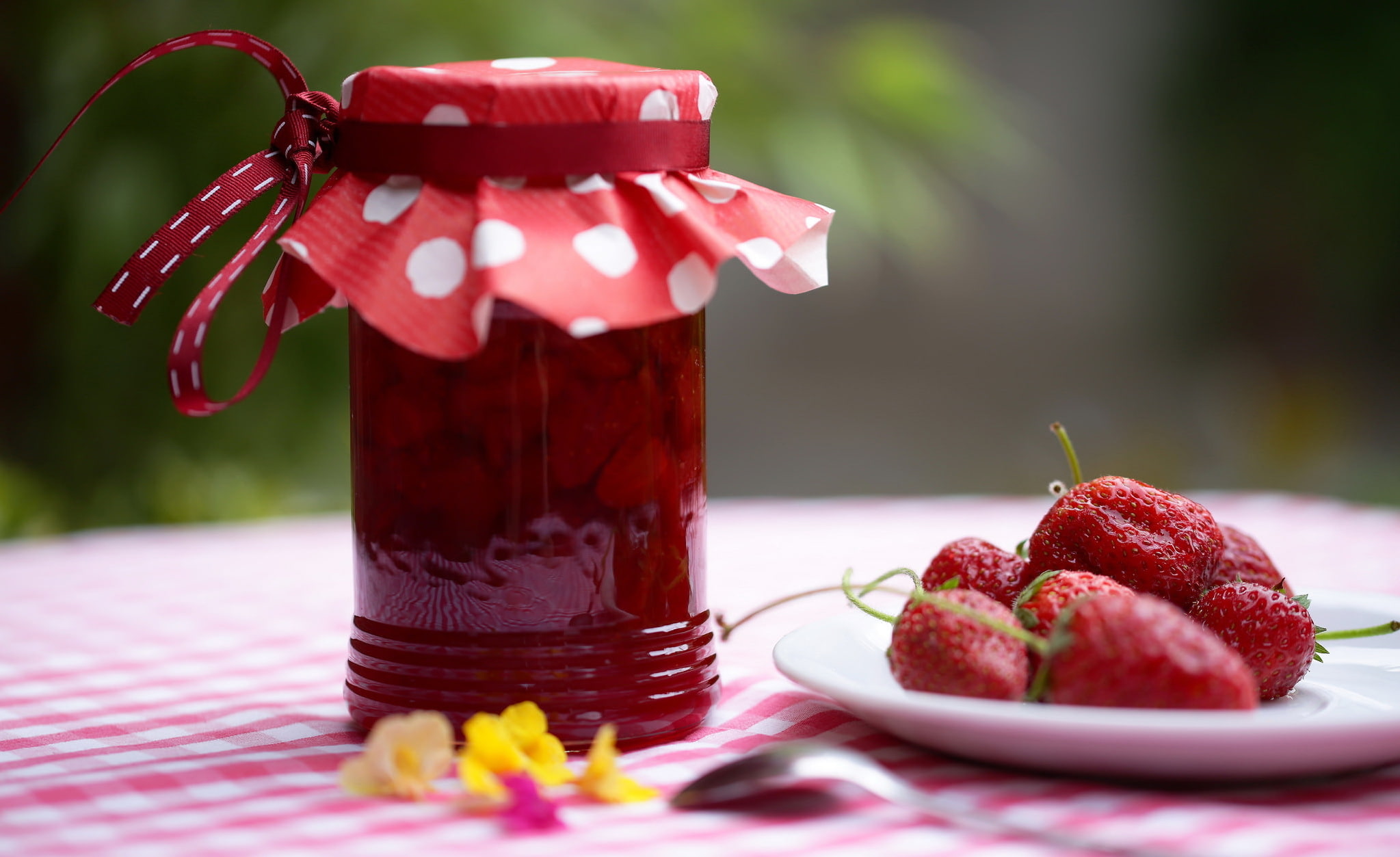 day, red, close-up, berry fruit, jars, fruit, food and drink, 1080P, table, temptation, cake, baked, focus on foreground, sweet, drink, refreshment, dessert, HD Wallpaper