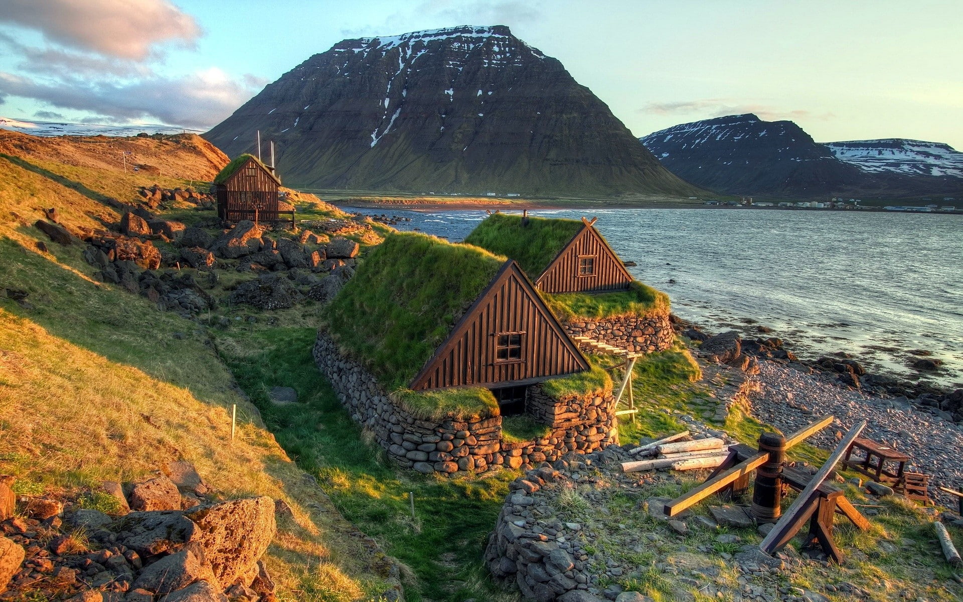 grass, 1080P, hills, water, nature, non-urban scene, building, cloud - sky, idyllic, building exterior, mountains, land, clouds, mountain, Iceland, scenics - nature, HD Wallpaper