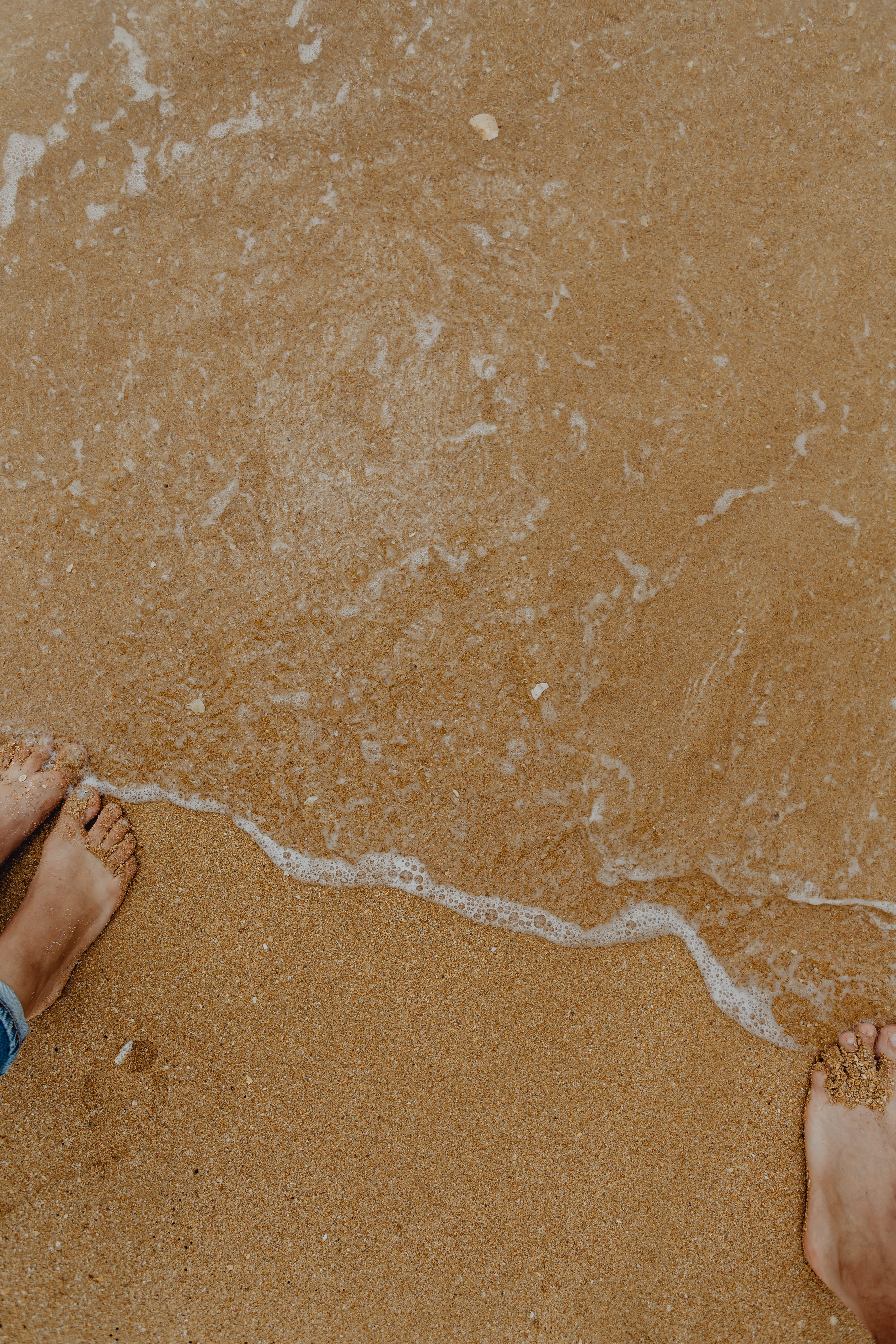 land, pattern, human limb, high angle view, pebbles, 5K, barefoot, seashells, many, sea, finger, small, human body part, one person, shells, beach, stones, Phone HD Wallpaper