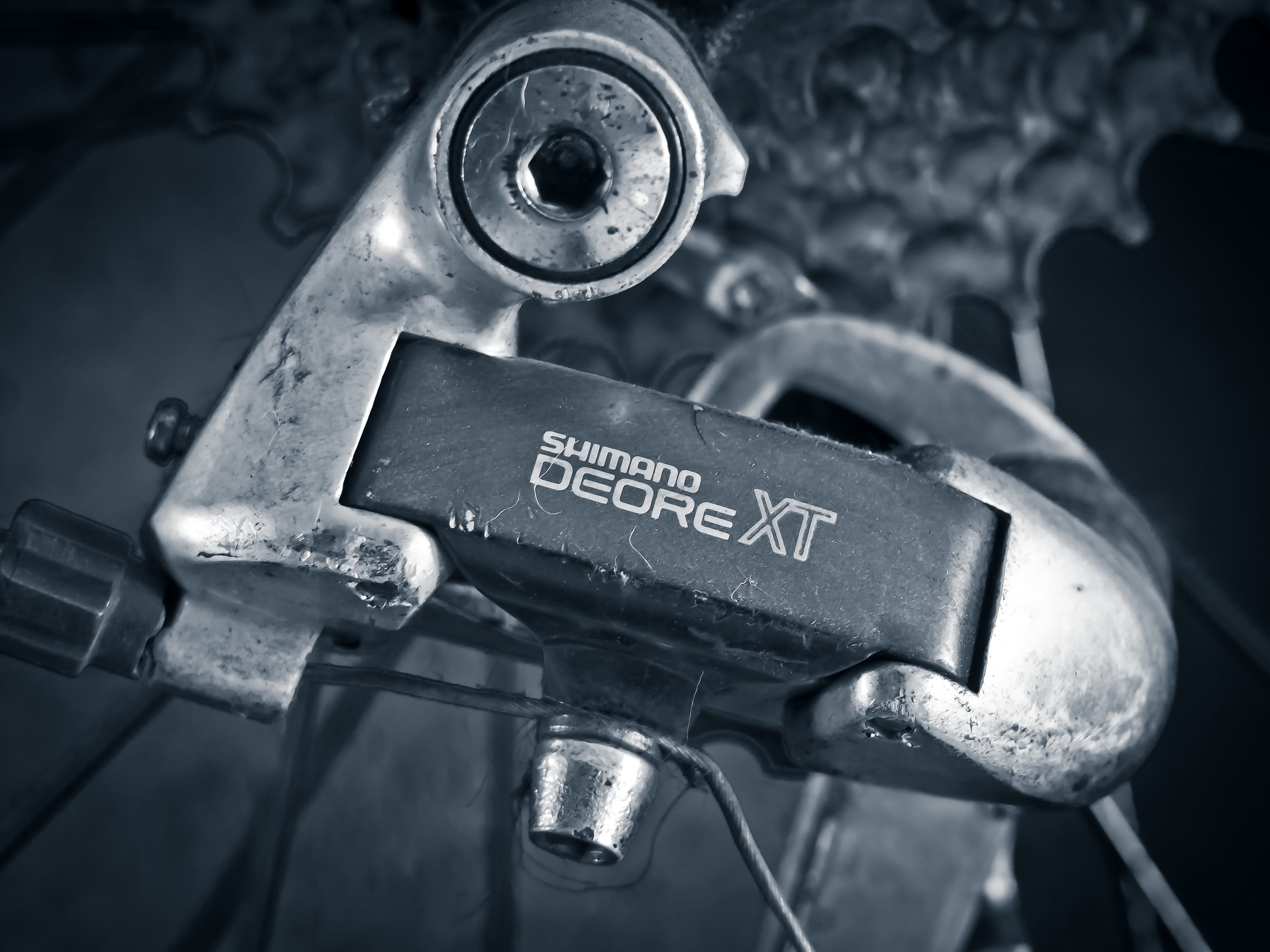 transportation, circuit, mode of transportation, western script, indoors, focus on foreground, detail photography, engine, fuel and power generation, mountain bike, HD Wallpaper