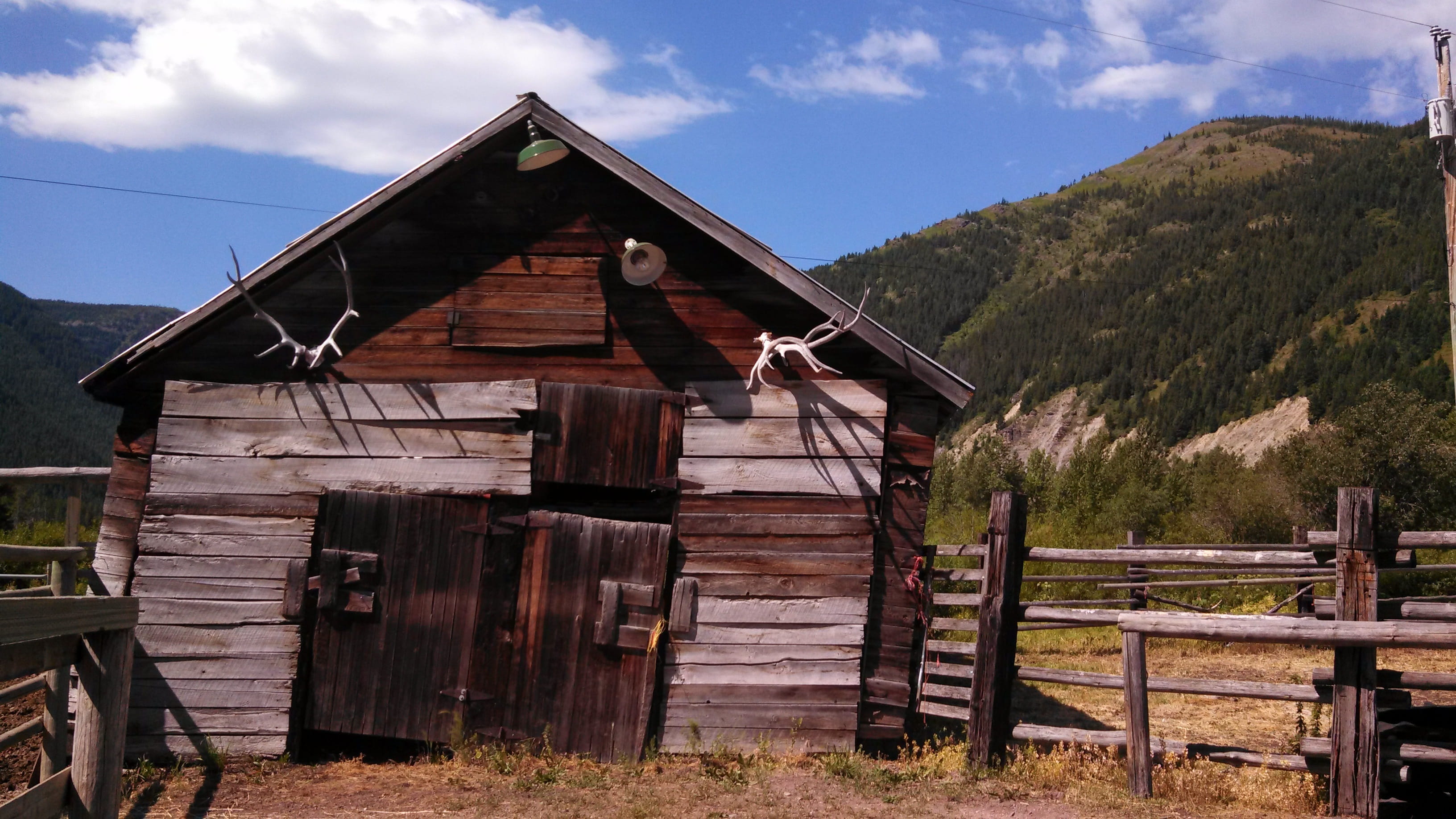 no People, rustic, sky, 2K, cloud - sky, built structure, land, architecture And Buildings, grass, barrier, mountain, day, landscape, nature, Shed, cabin, HD Wallpaper